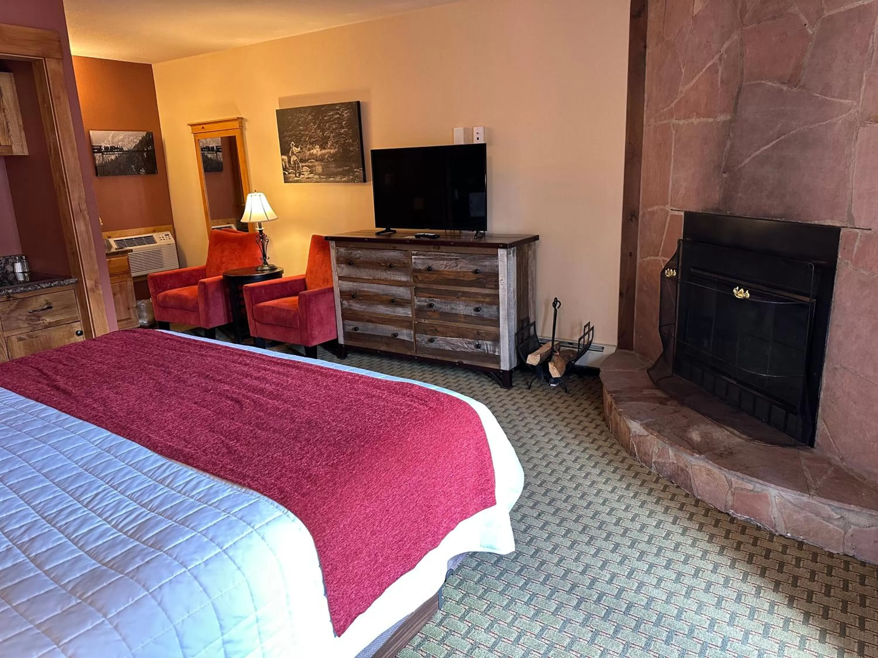 Standard King with Fireplace and Kitchenette (Non-Pet Friendly) in Silver Moon Inn