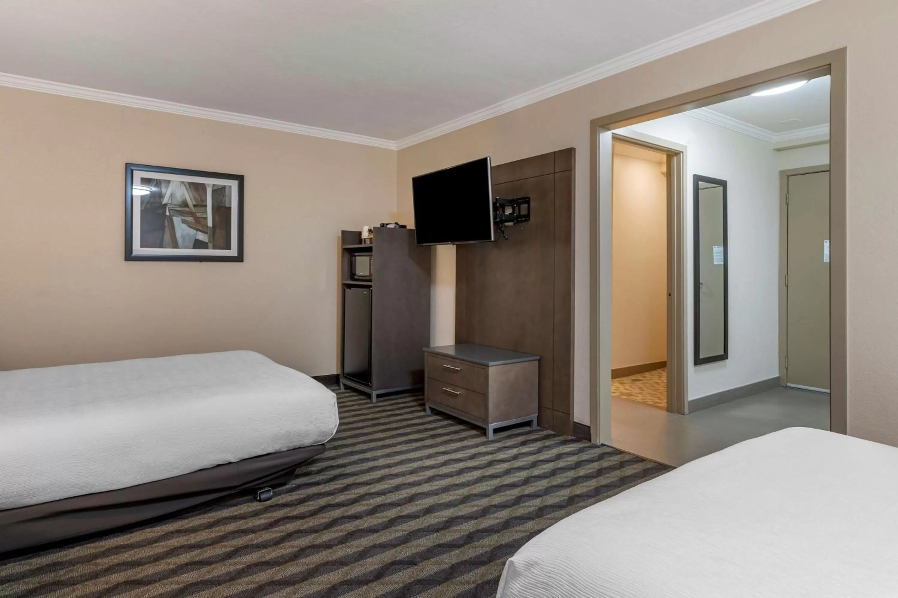 Queen Room with Two Queen Beds and Roll-In Shower - Mobility Access/Non-Smoking in Best Western Silicon Valley Inn