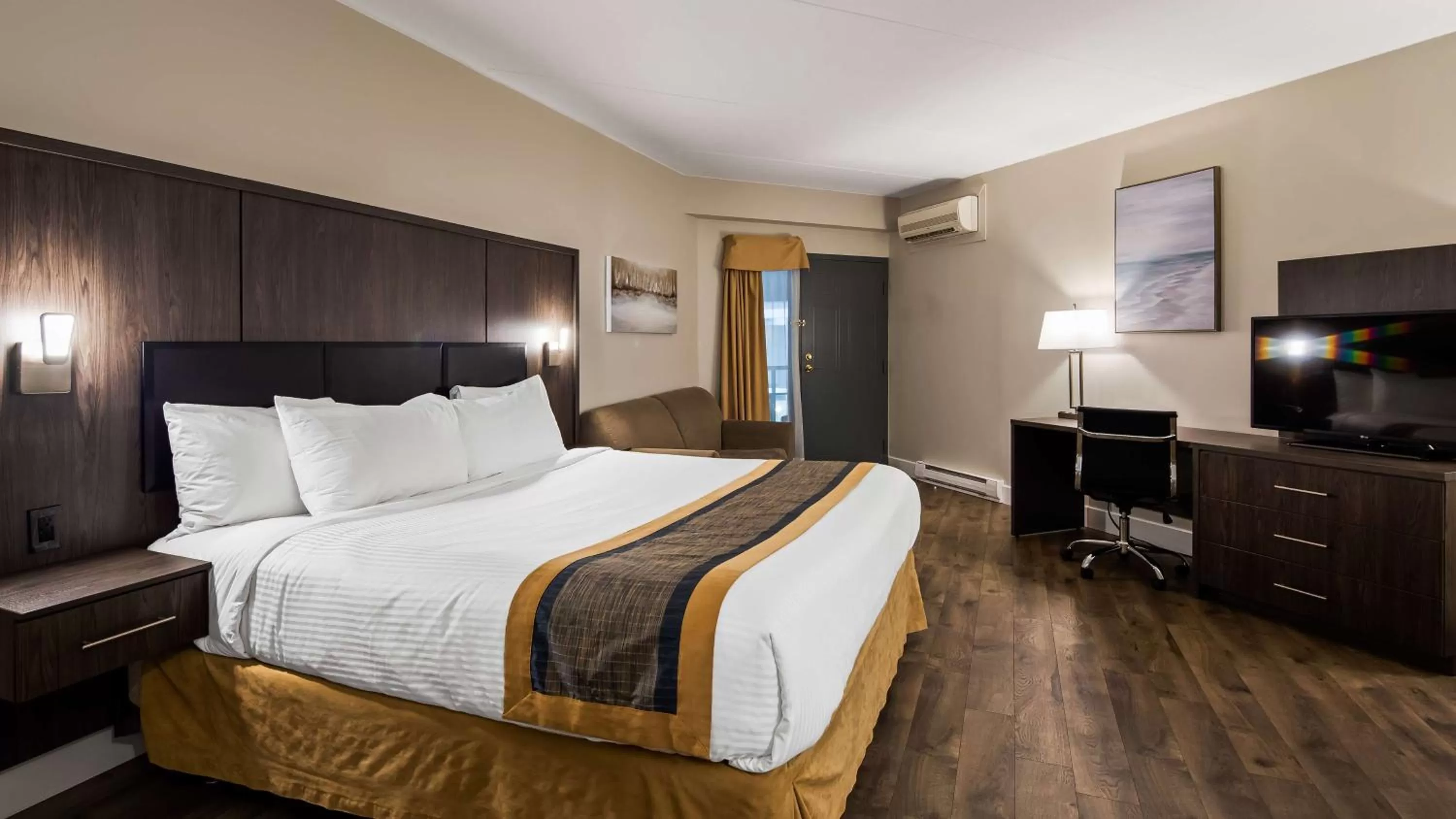 Queen Suite with Balcony - Non-Smoking in Best Western Laval-Montreal & Conference Centre
