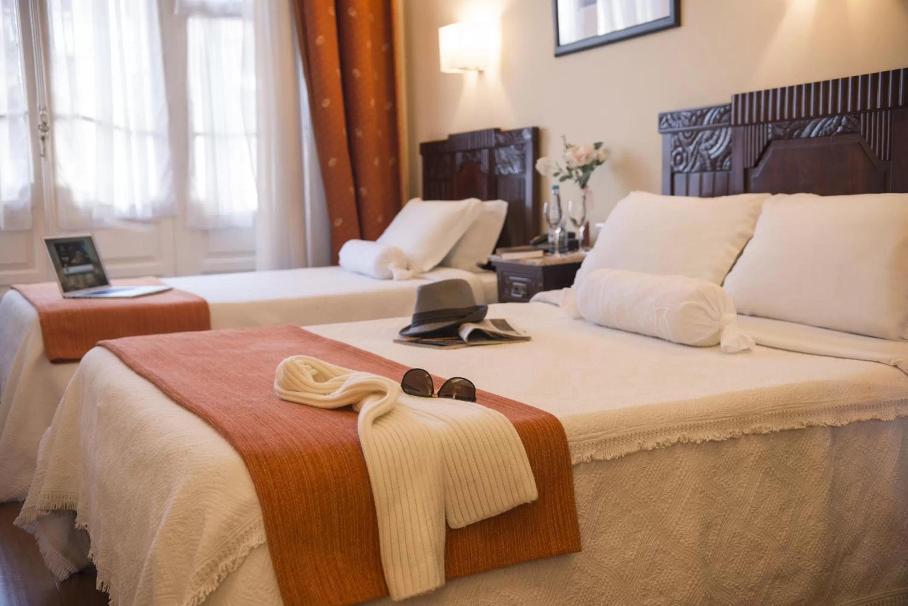 Basic Double or Twin Room with Avenue View in Hotel Aliados