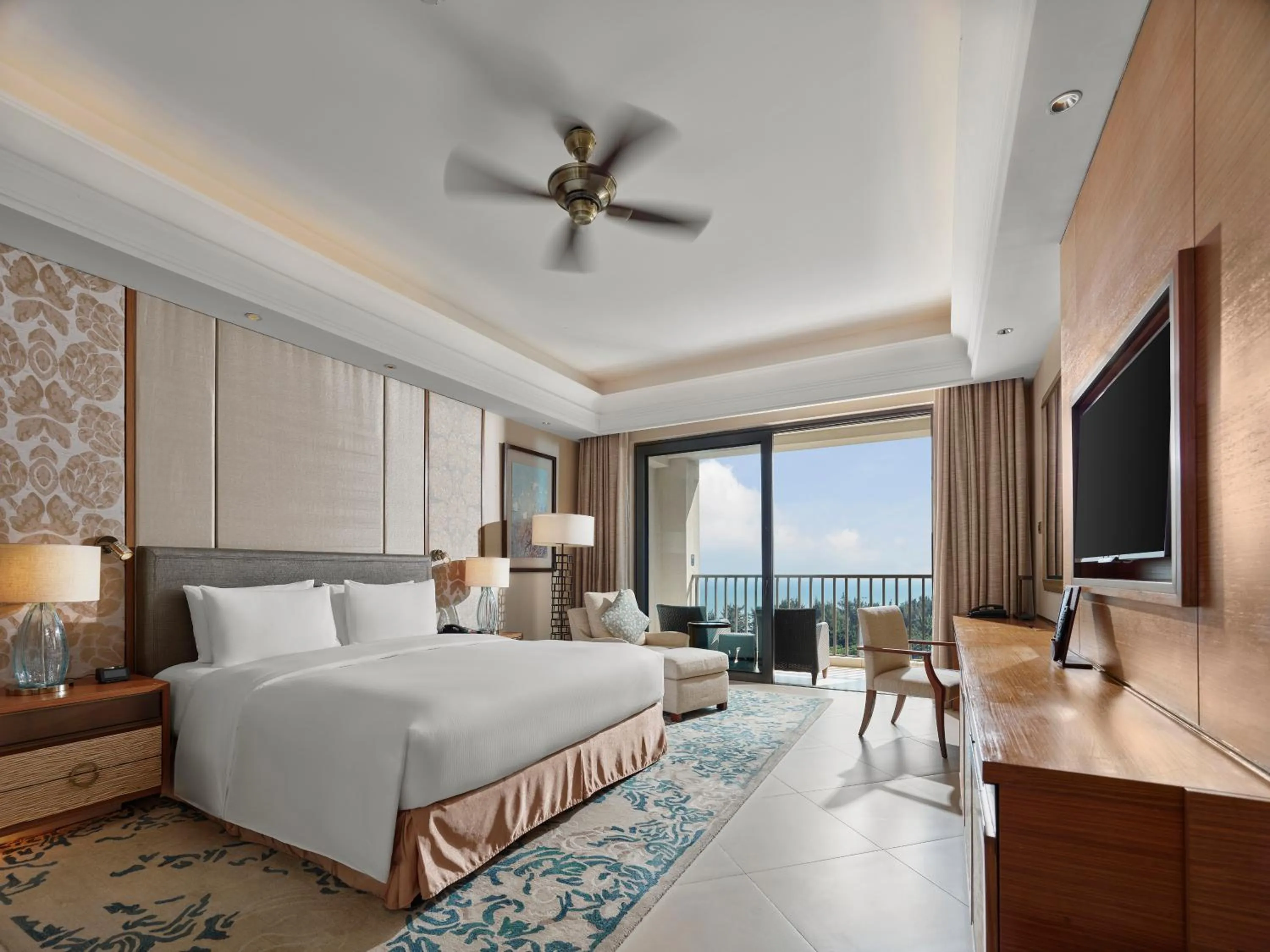 Deluxe King Room with Sea View in Hilton Haikou Meilan - Beachfront Hotel