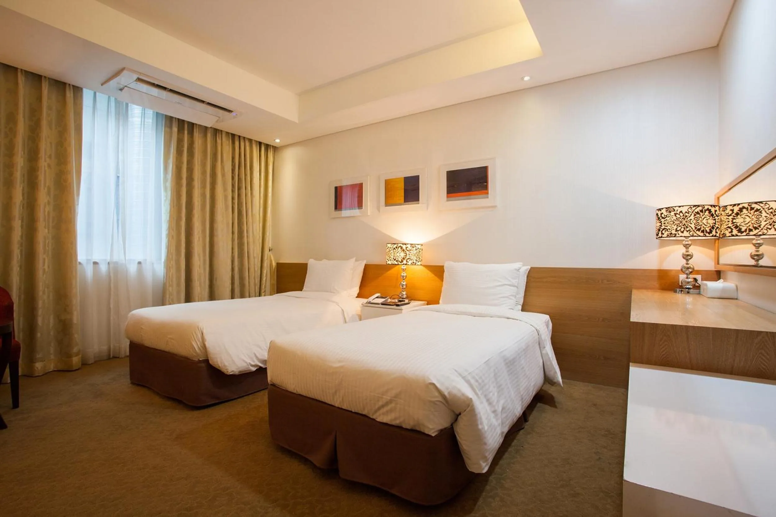 Standard Twin Room in Hotel Pharos