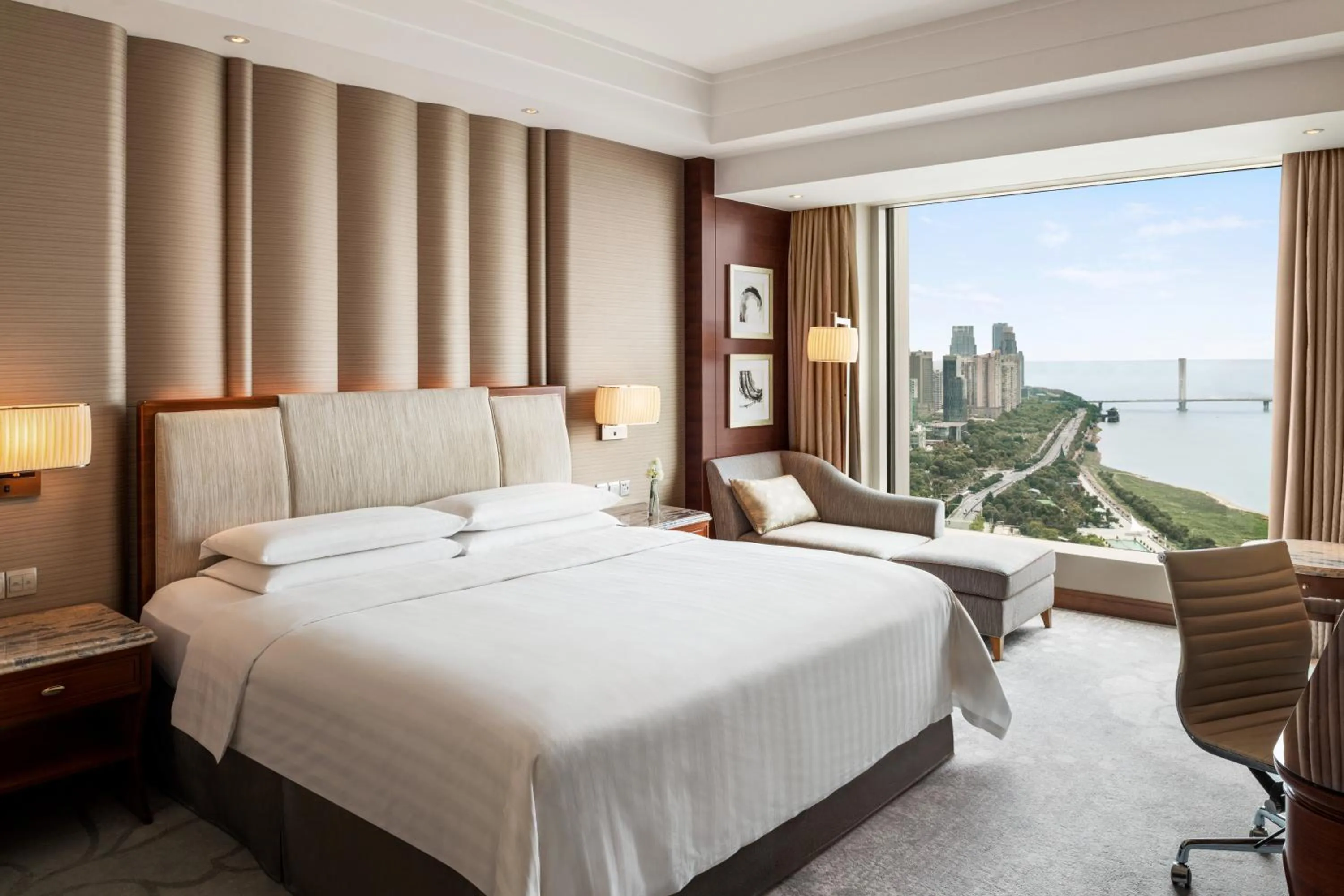 Horizon Club King Room with River View in Shangri-La Nanchang