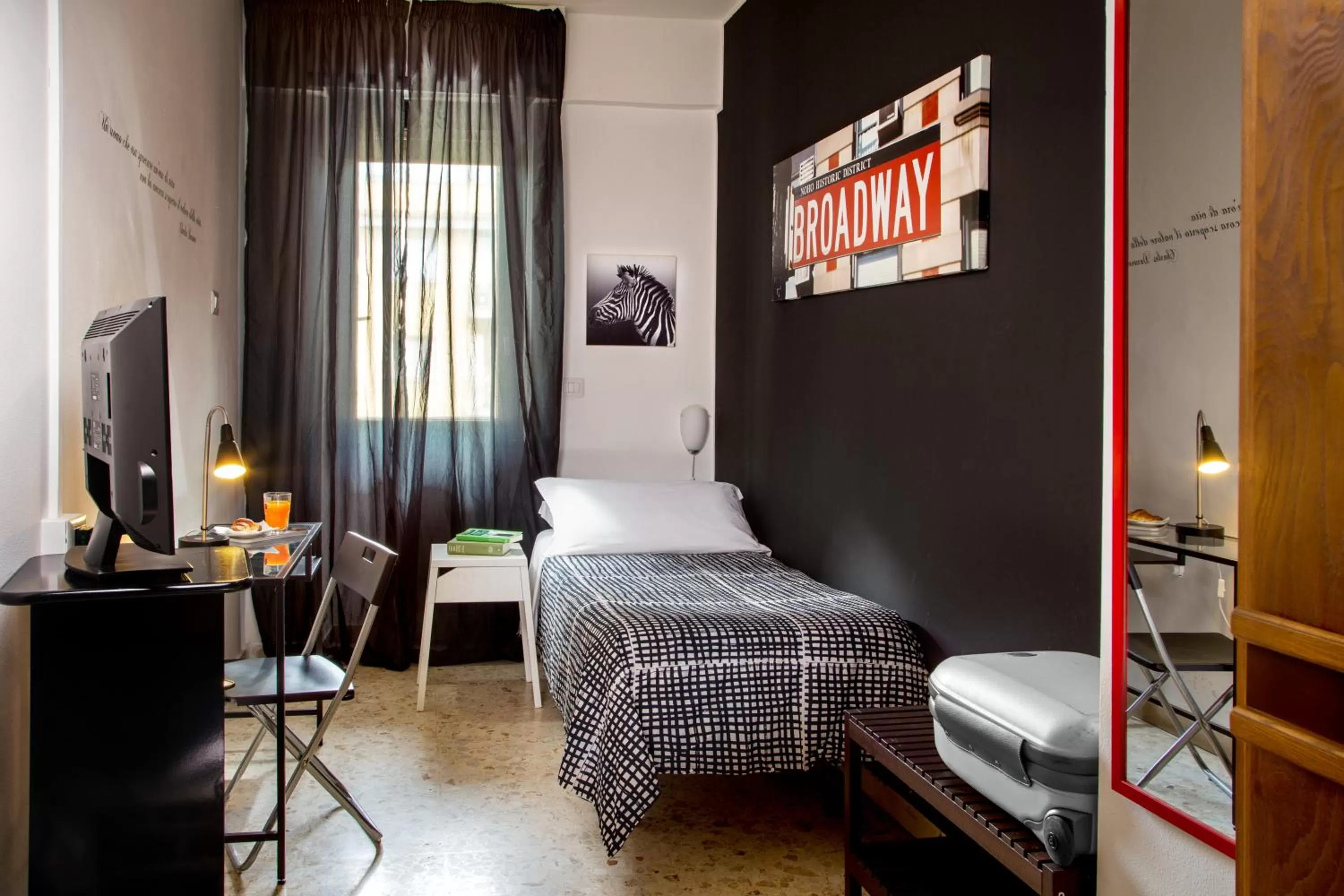 Single Room with Shared Bathroom in Radio Hotel