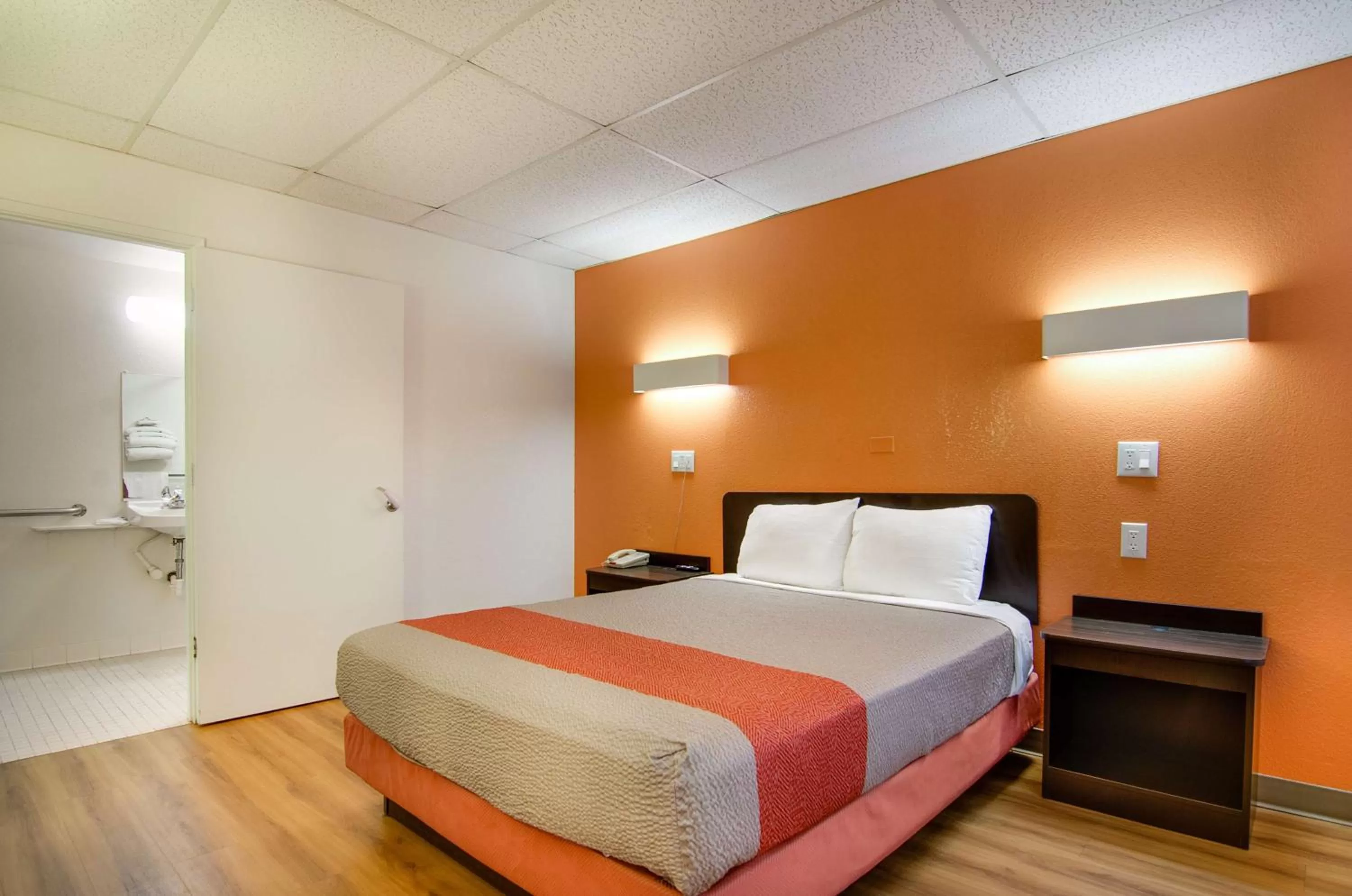 Queen Room - single occupancy - Non-Smoking in Motel 6-Salina, KS