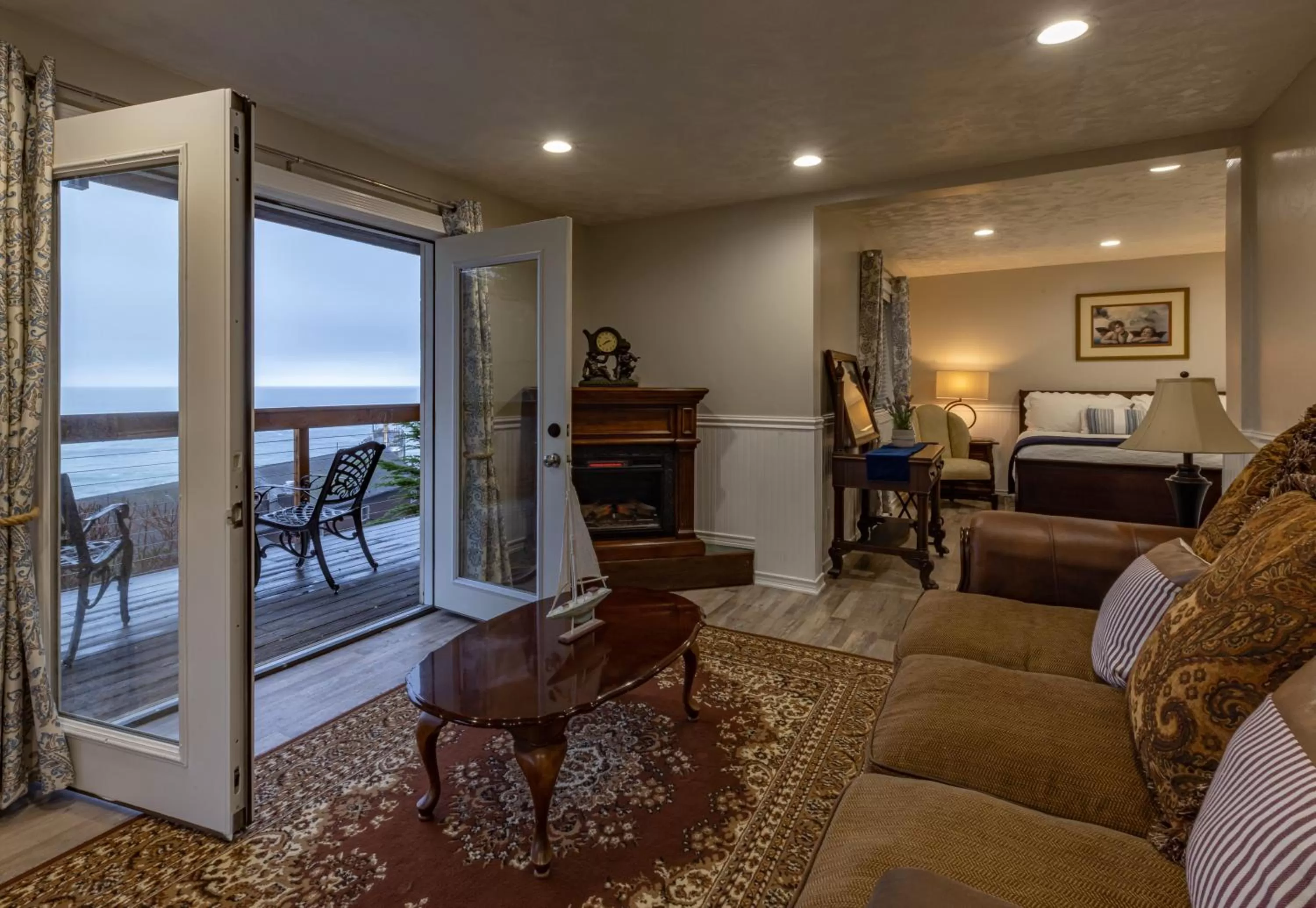 One-Bedroom Queen Suite with Ocean View in Wharf Master's Inn