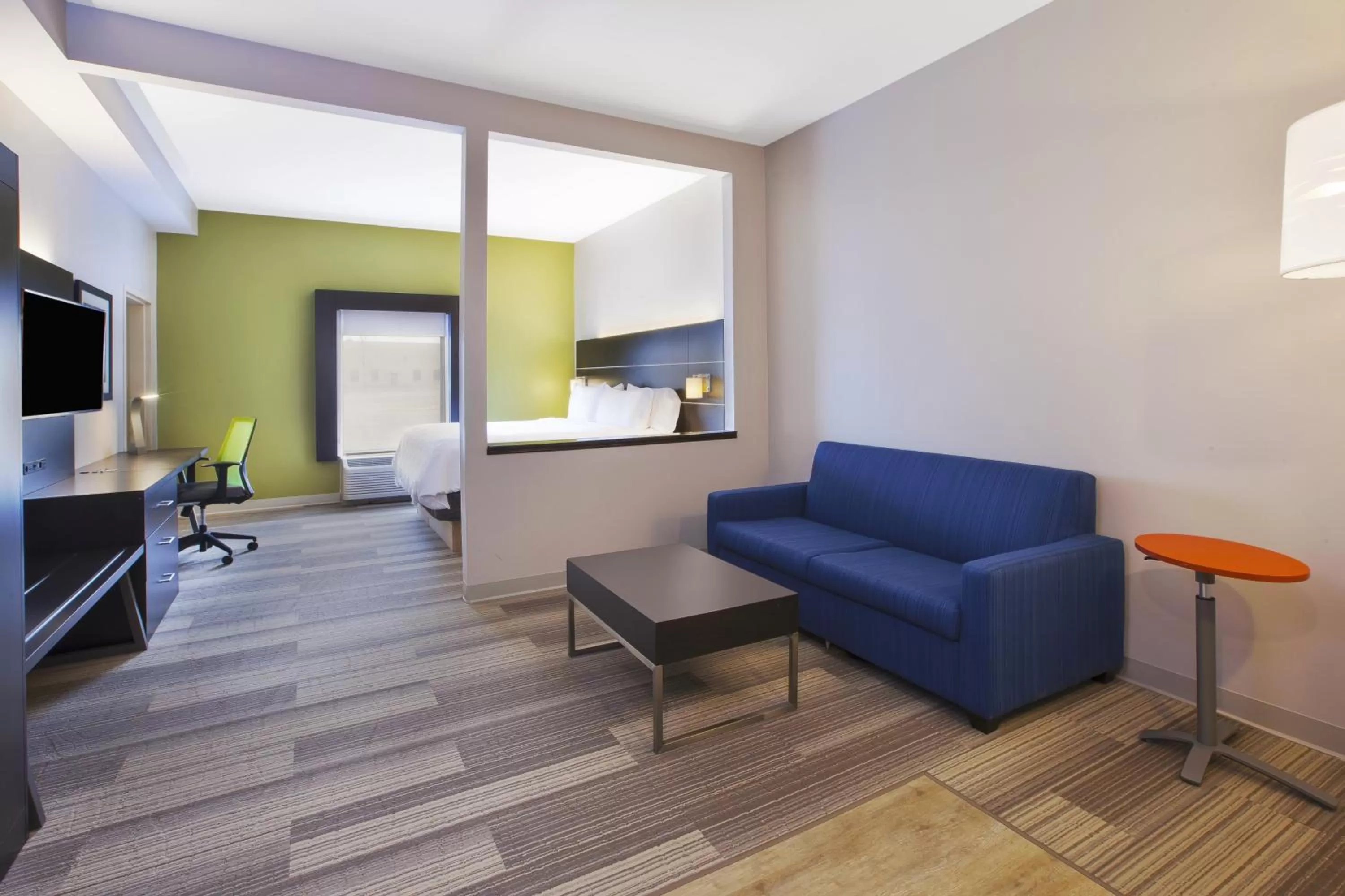 King Suite in Holiday Inn Express Tiffin by IHG