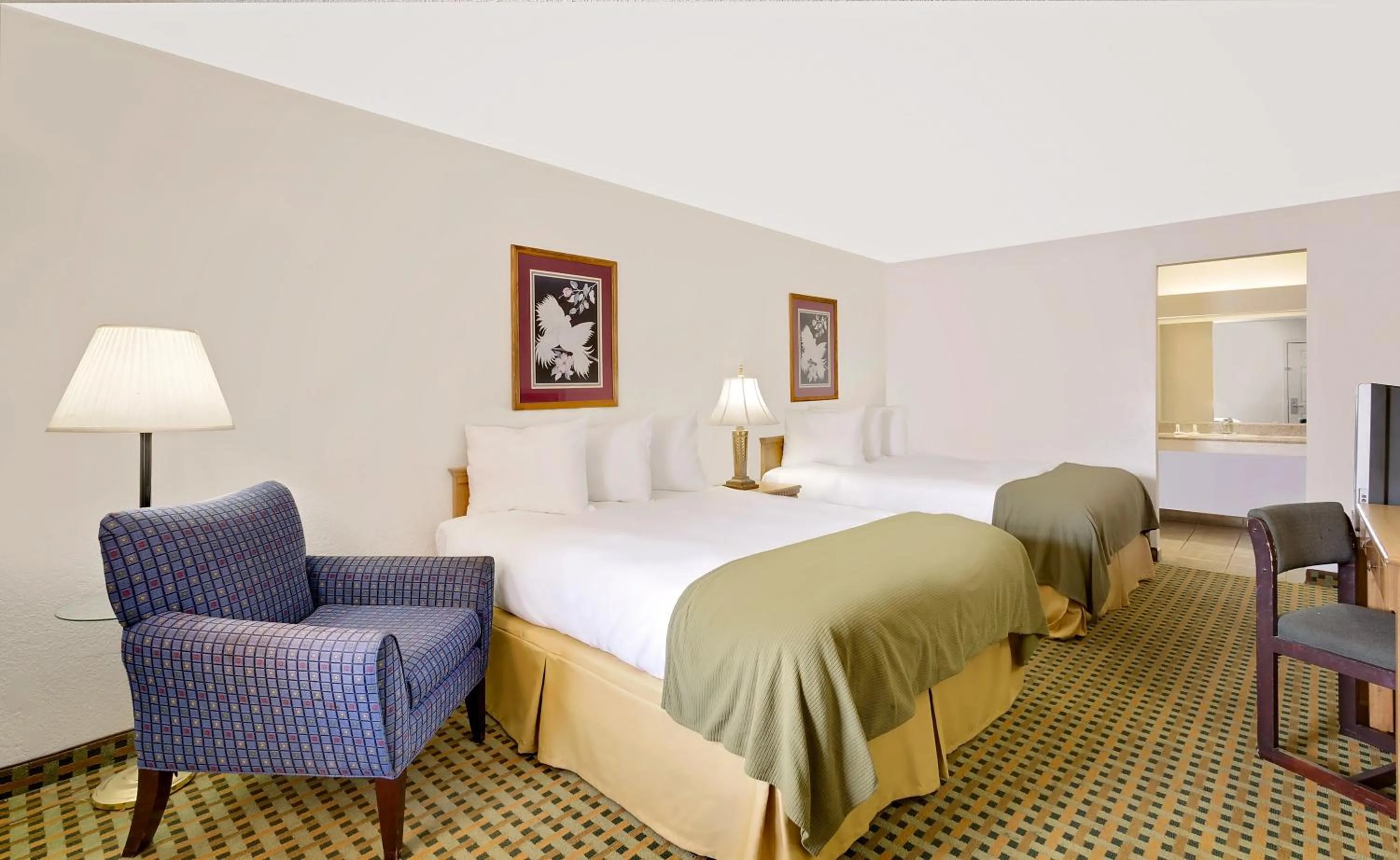 Standard Queen Room with Two Queen Beds in Silver Queen Inn