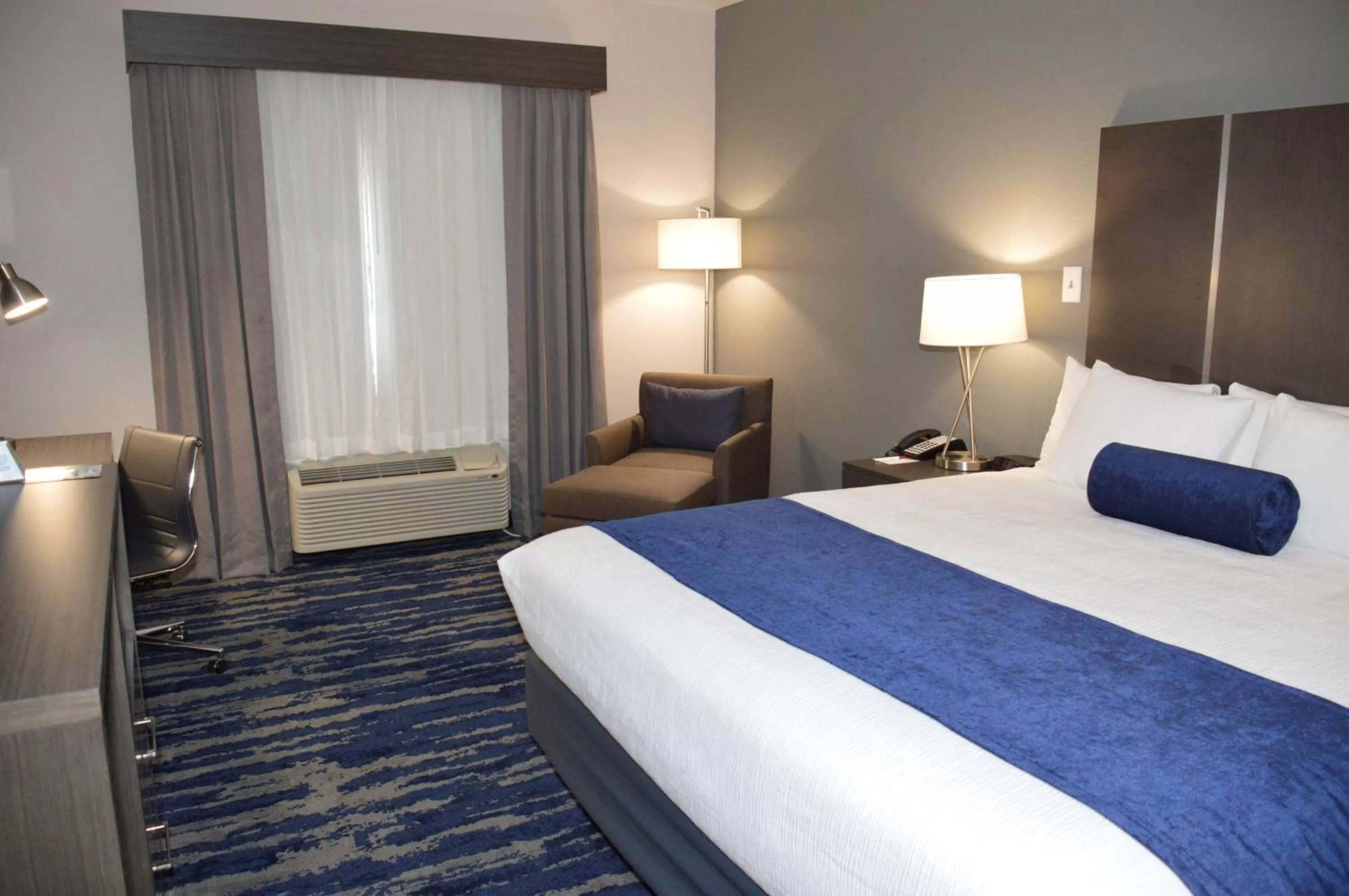 King Room with Bath Tub - Disability Access in Best Western Plus Longview – University Hotel