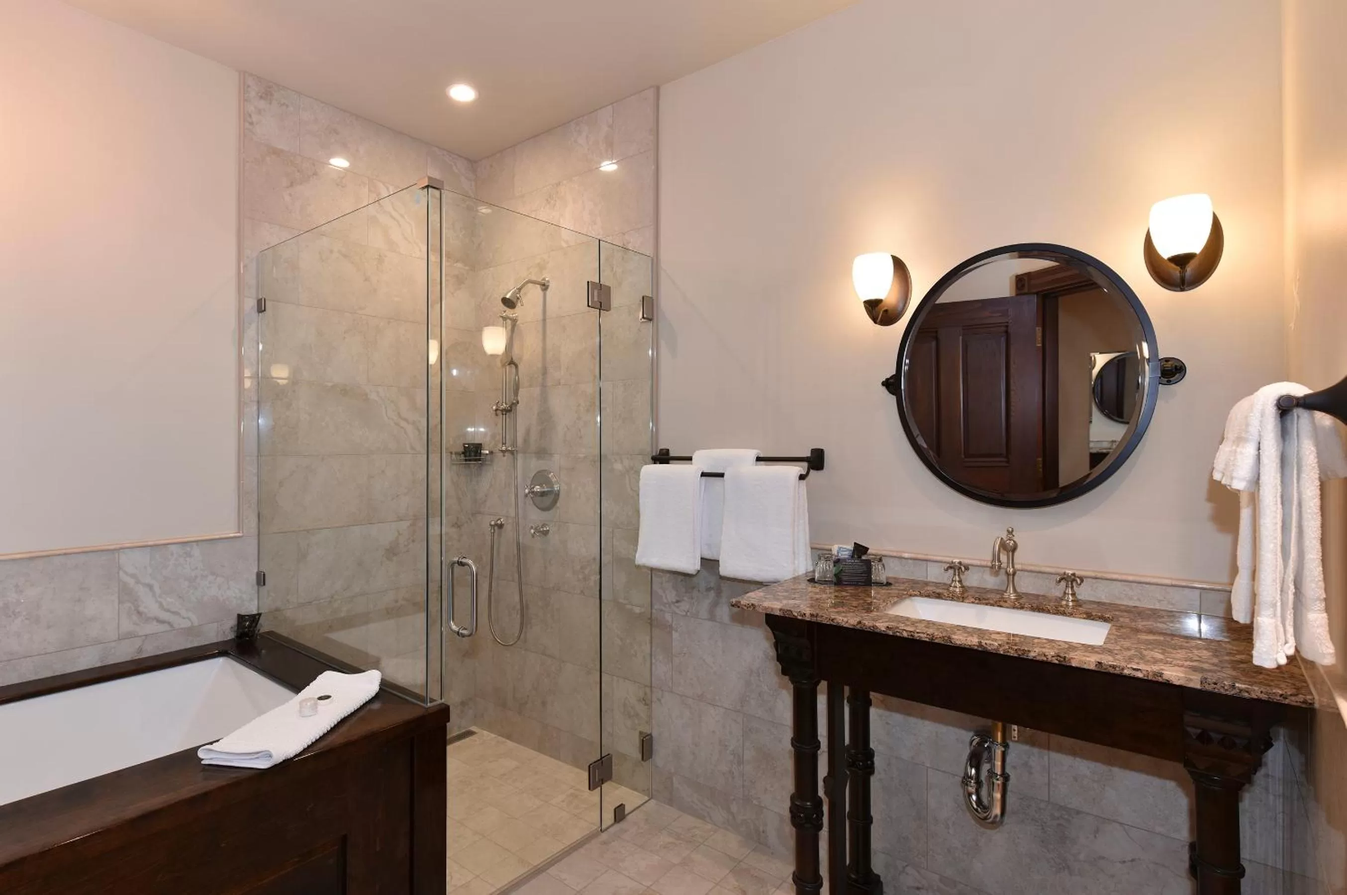 King Room with Spa Bath in Blackbird Inn