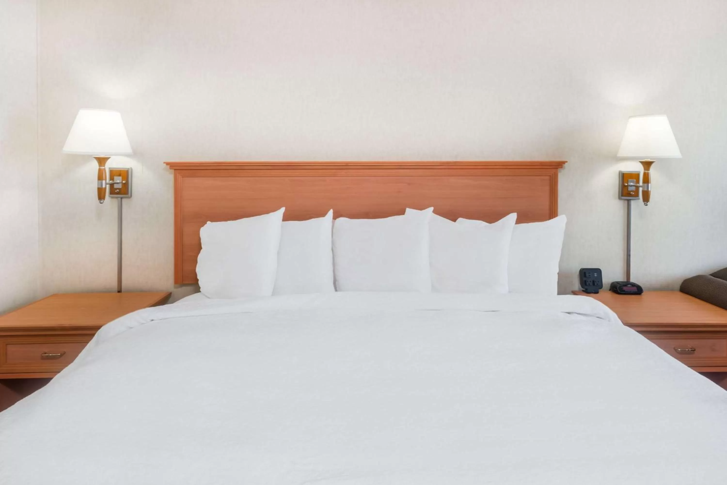 Queen Room with Two Queen Beds - Mobility Access/Non-Smoking in Howard Johnson by Wyndham Gillette