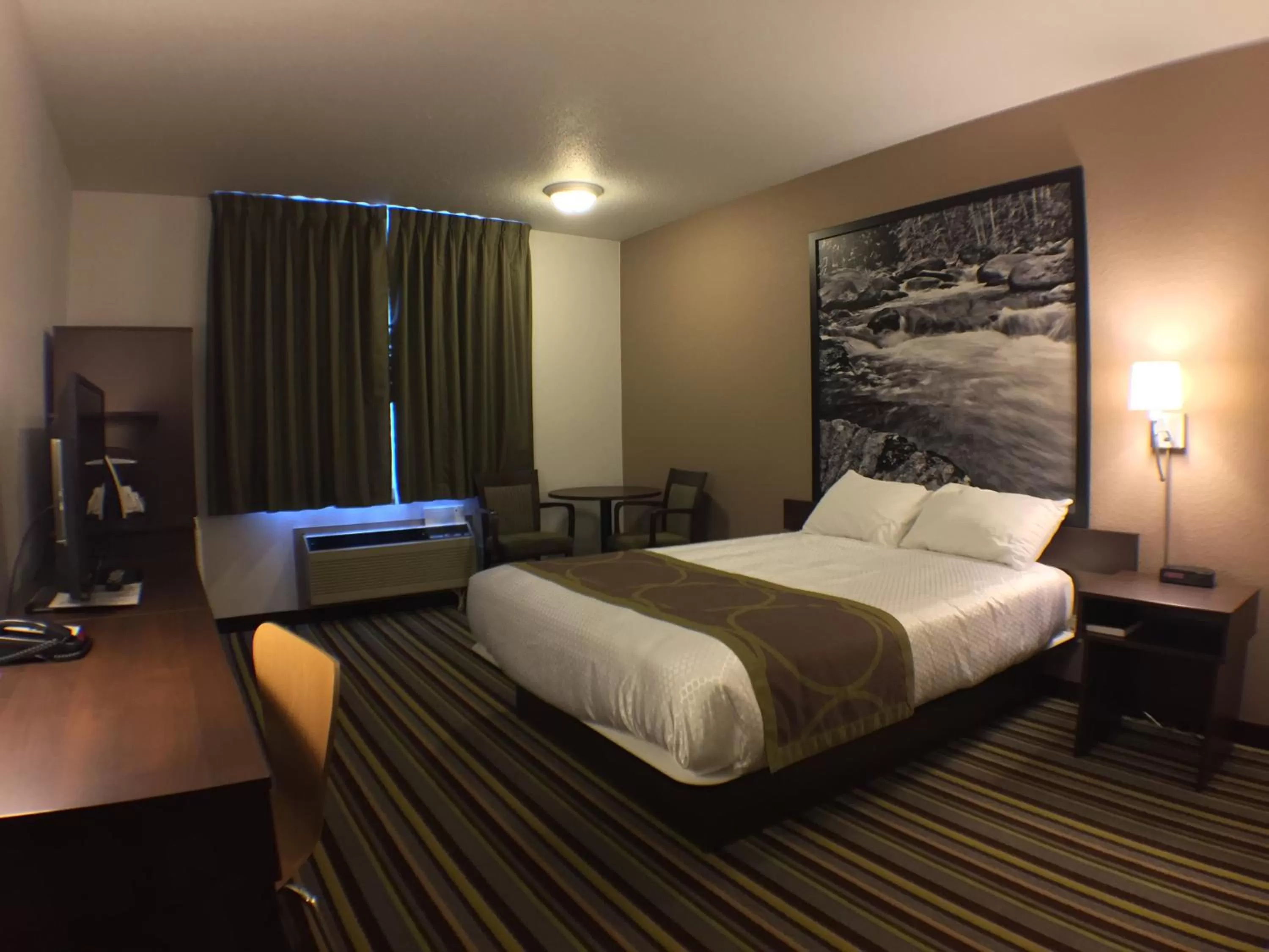 Queen Room - Mobility Access/Non-Smoking in Super 8 by Wyndham Kenora