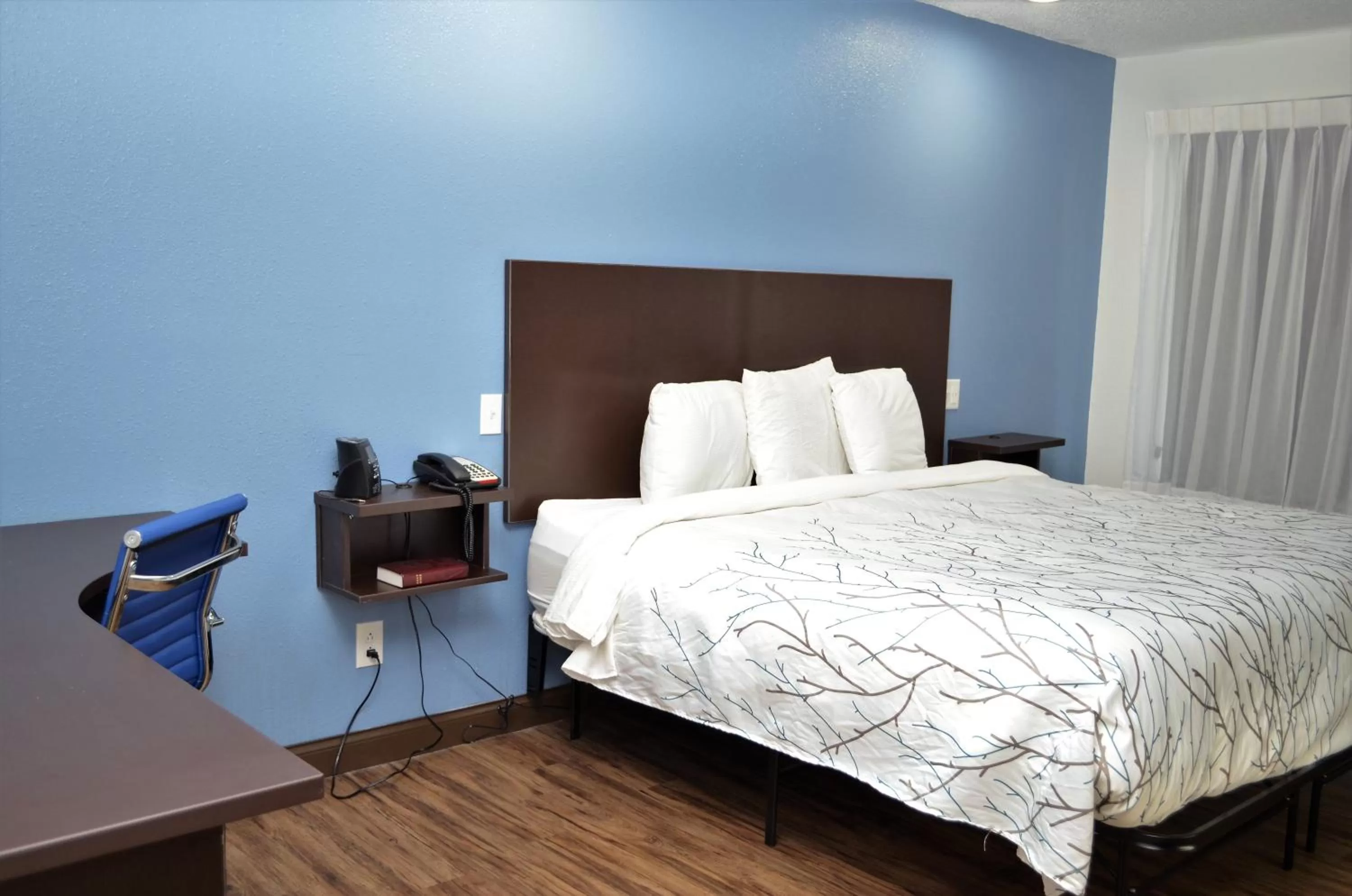 King Room - Disability Access/Non-Smoking in Athena Inn Chattanooga