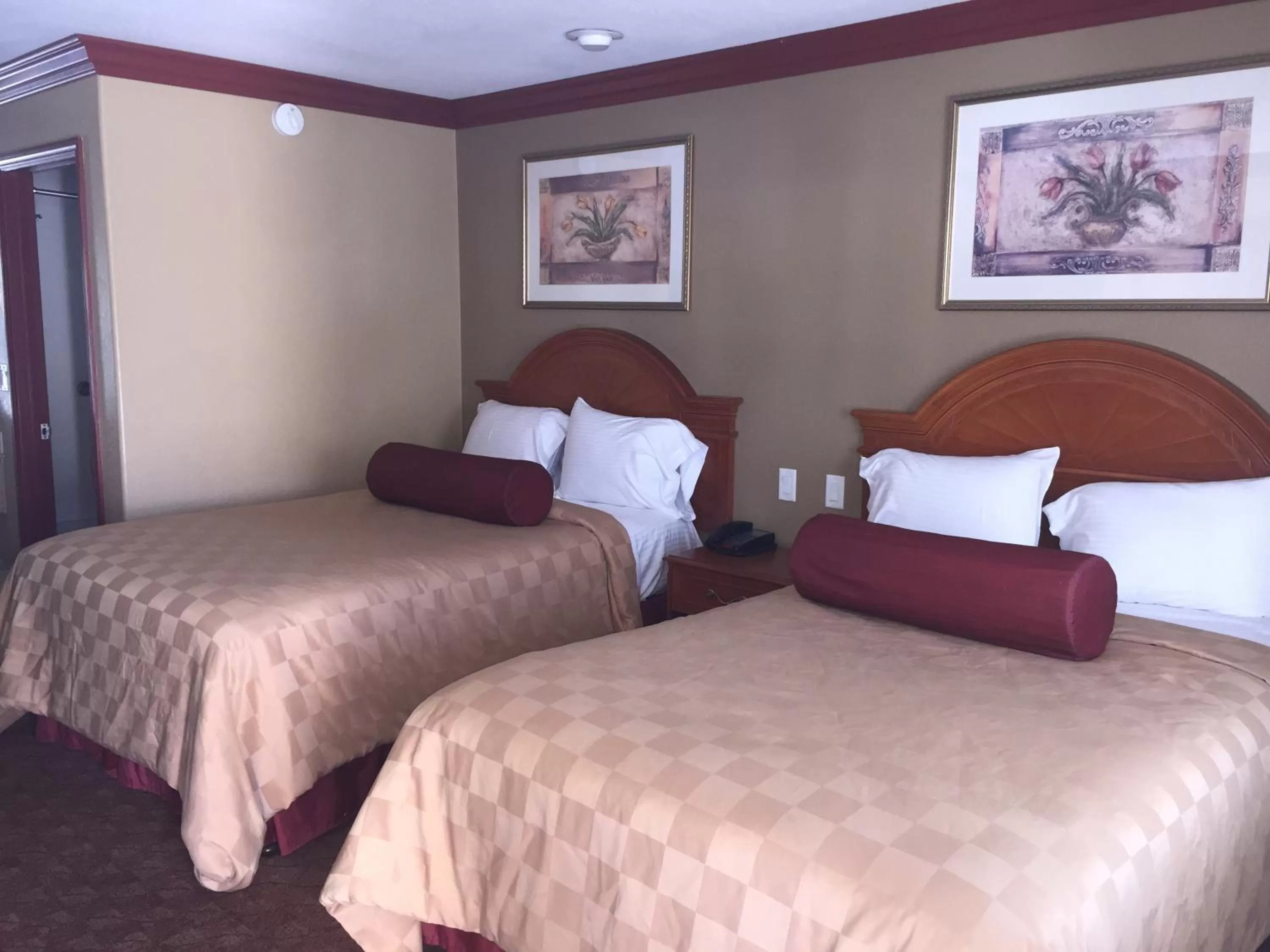 Double Room with Two Double Beds in Thunderbird Lodge