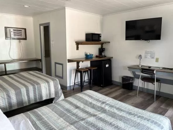 Standard Queen Room in Swell Motel