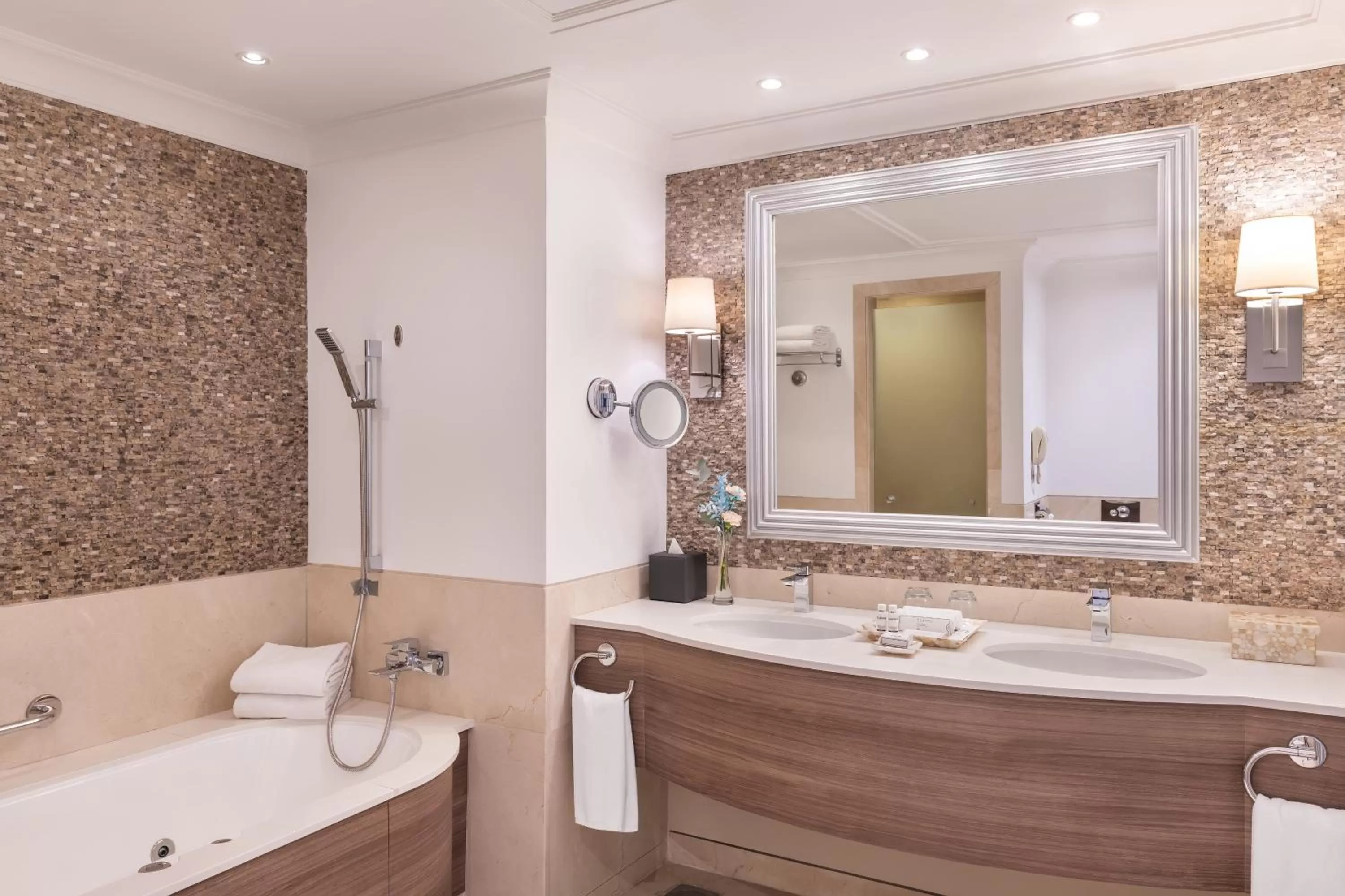 Family Junior Suite with exclusive Tamr Pool, Beach & Splash Park Access with Free Shuttle to Shopping Malls in JA Palm Tree Court, Dubai