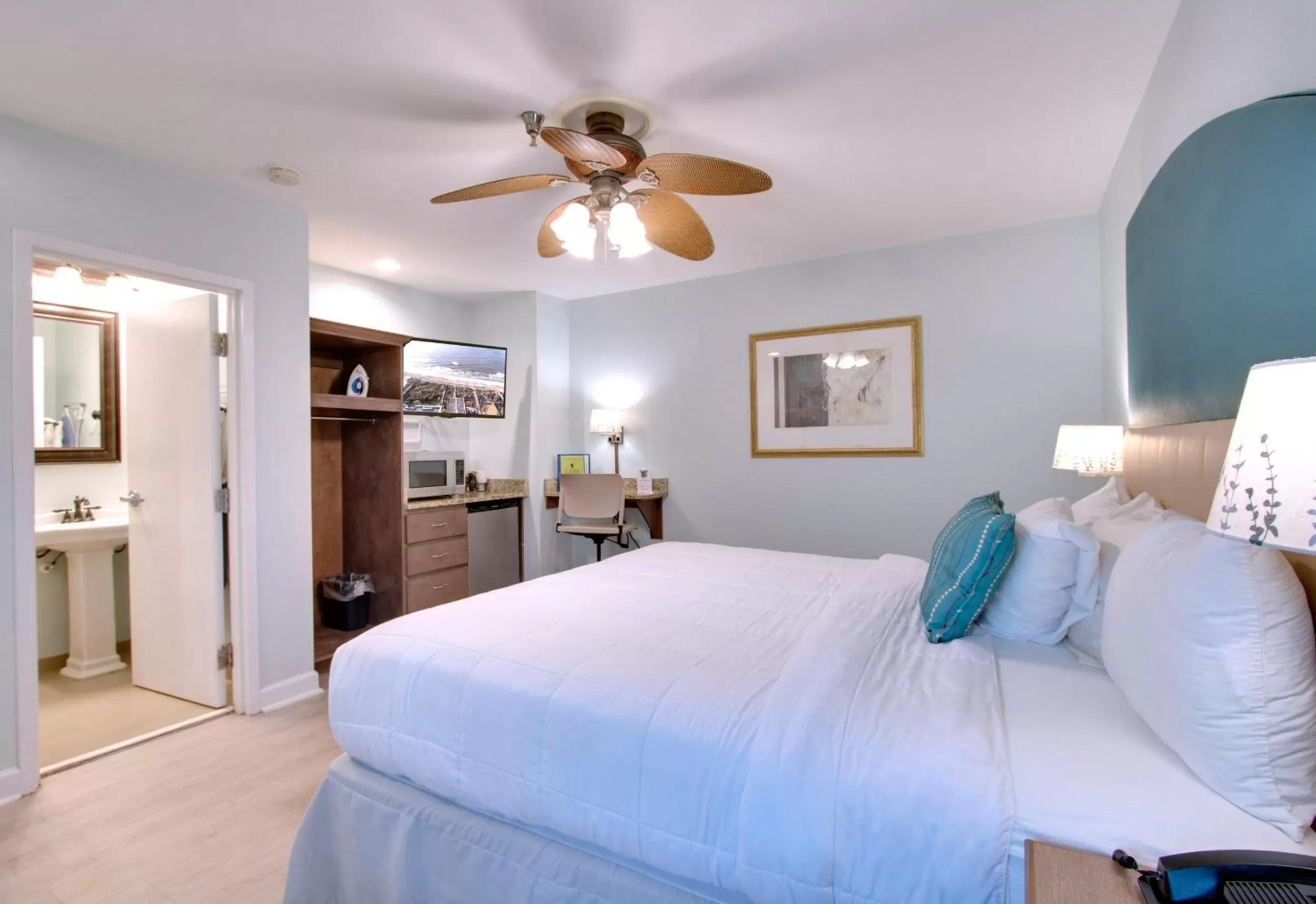 Standard King Room in Seaside Inn - Isle of Palms