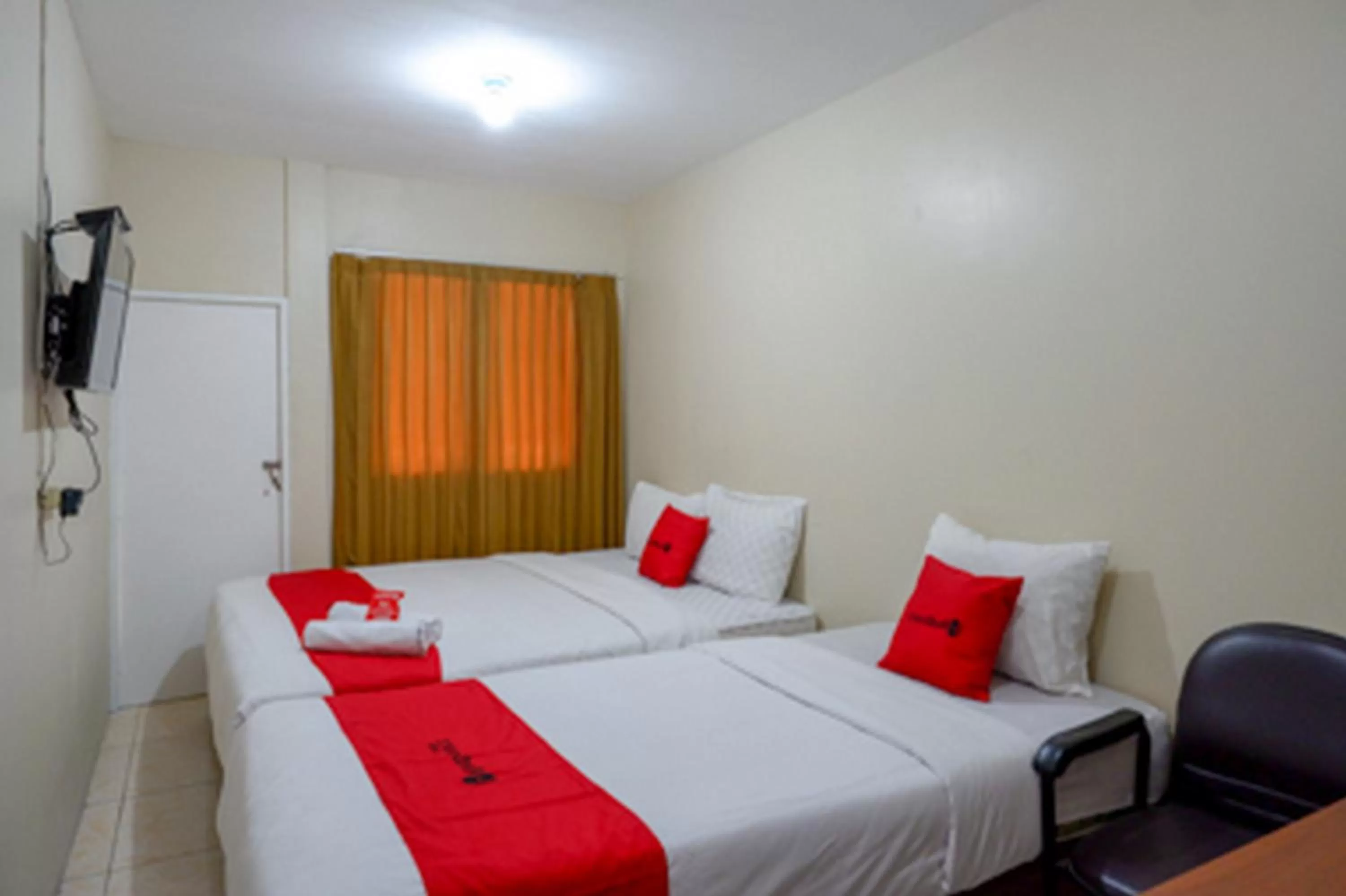 Family Room in RedDoorz near RSUD Kudus