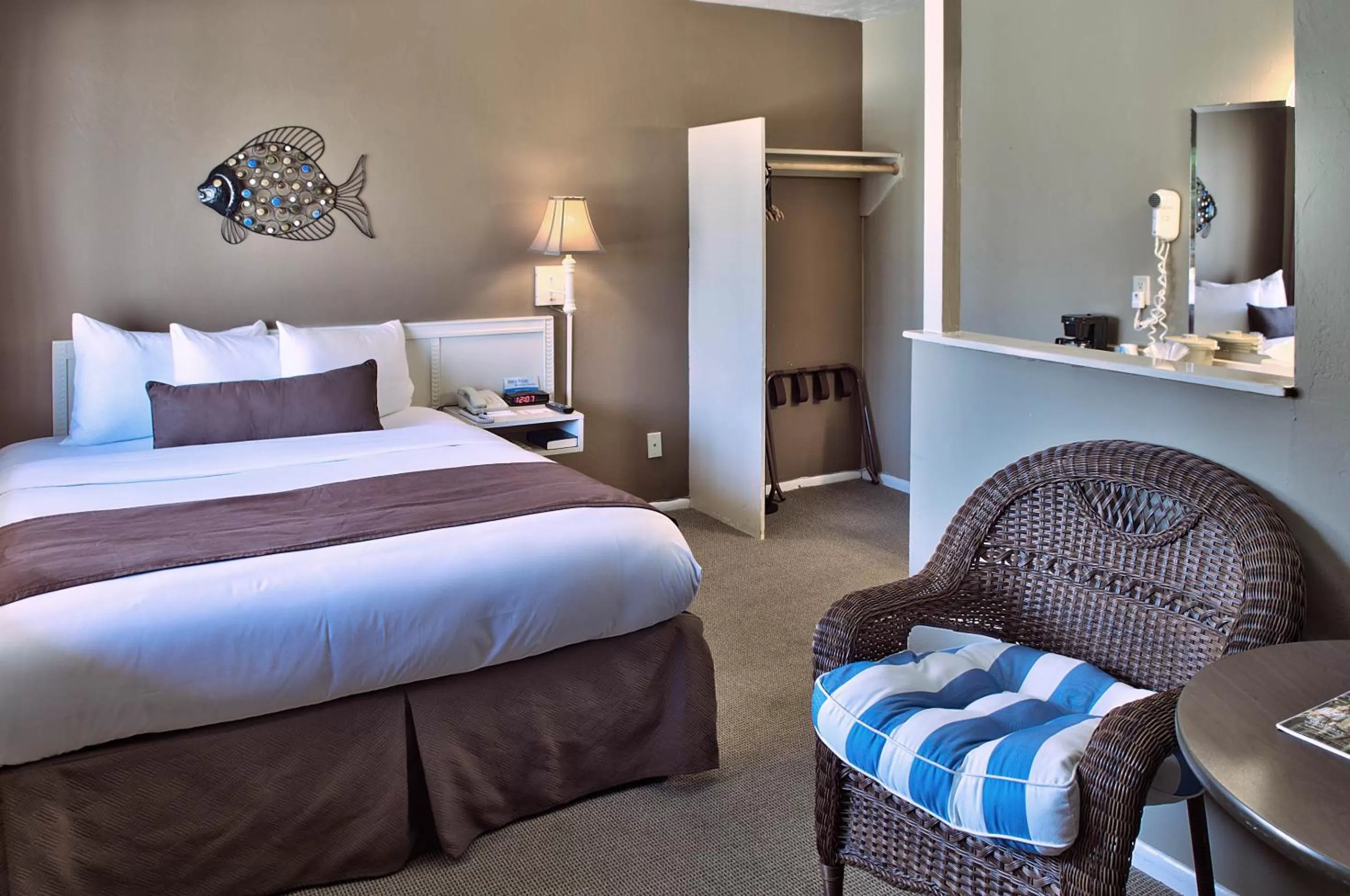 Second Floor King Room in Lovers Point Inn