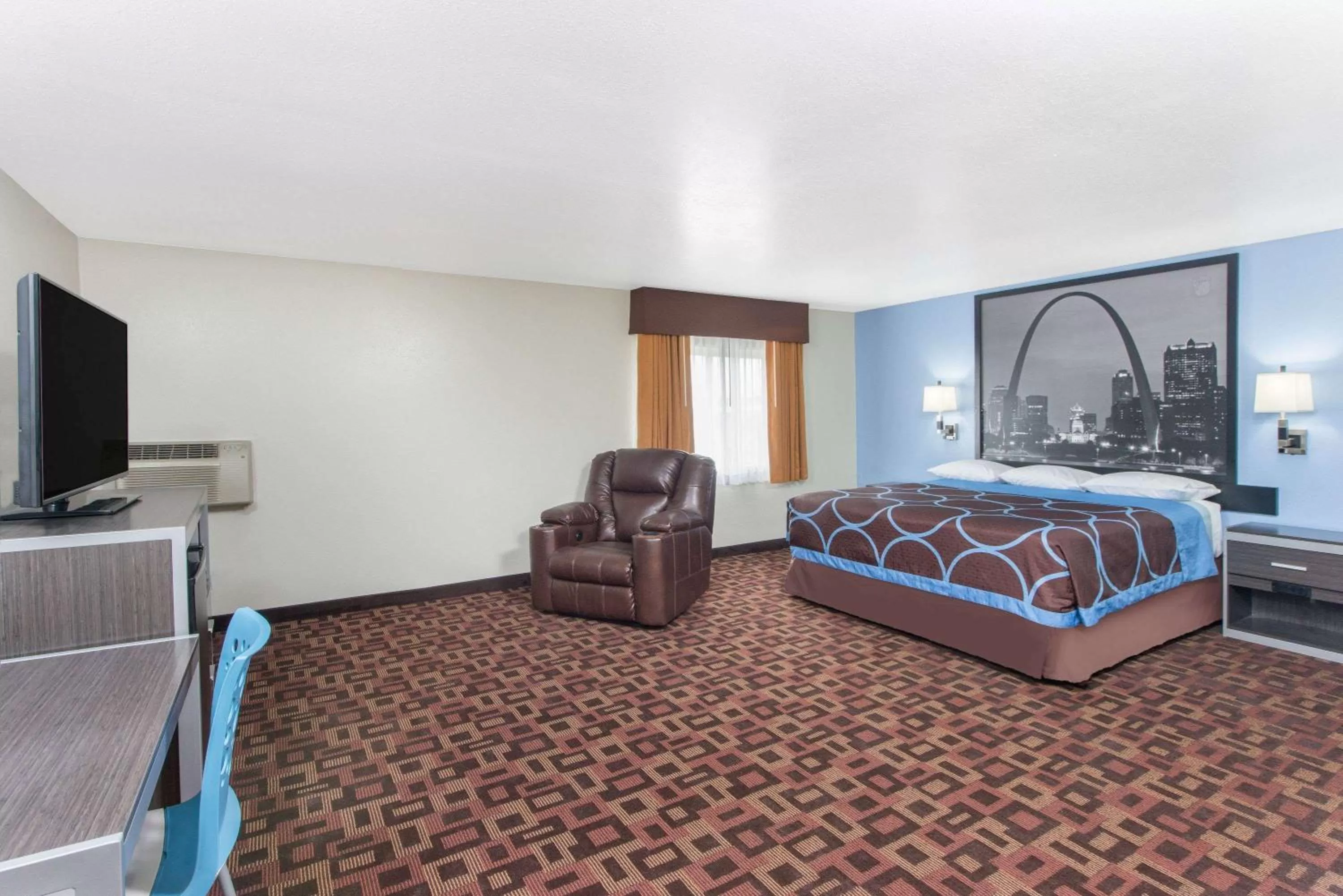 Deluxe King Room - Non-Smoking in Super 8 by Wyndham Moberly MO