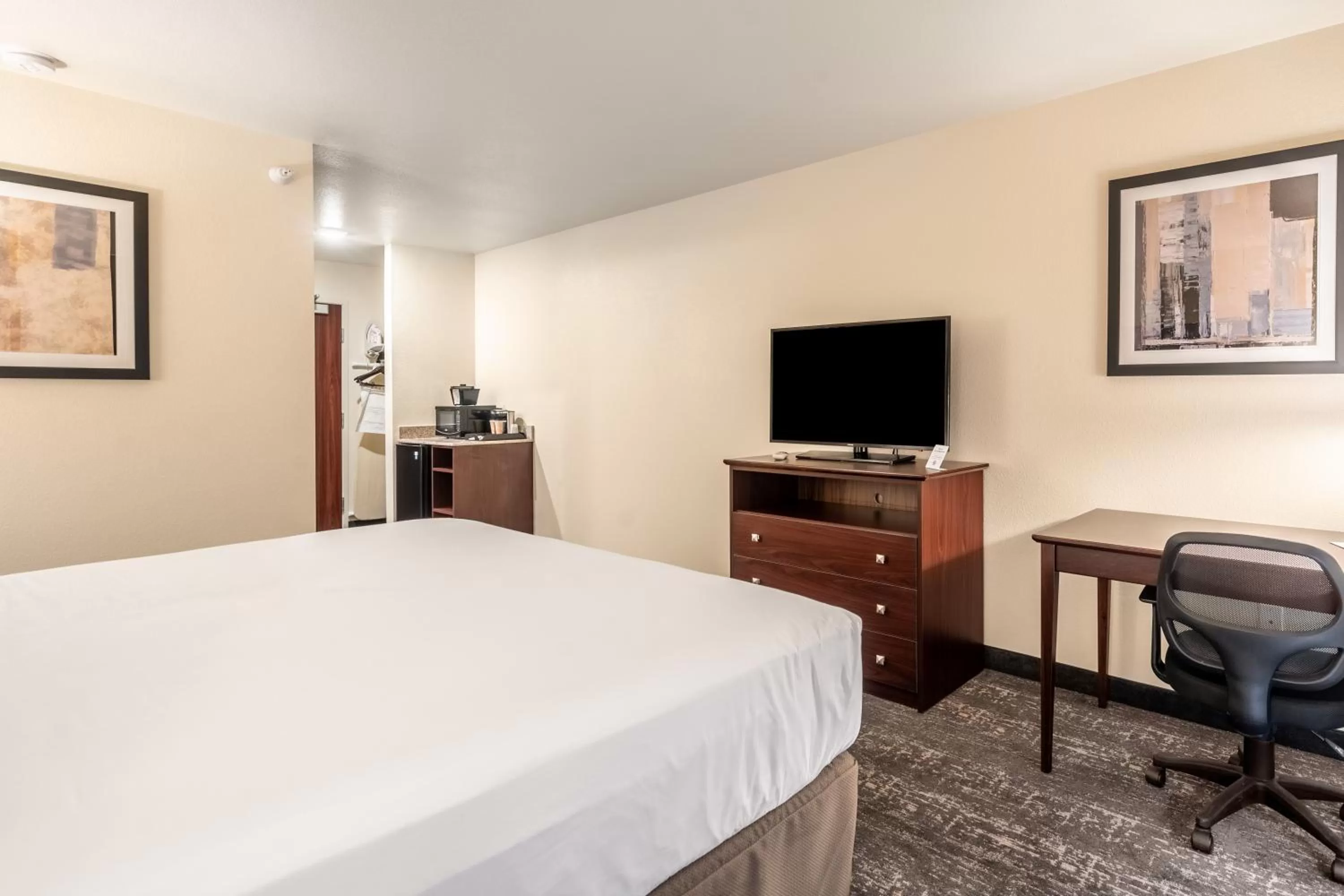 King Room - Disability Access in Cobblestone Hotel & Suites - Newport