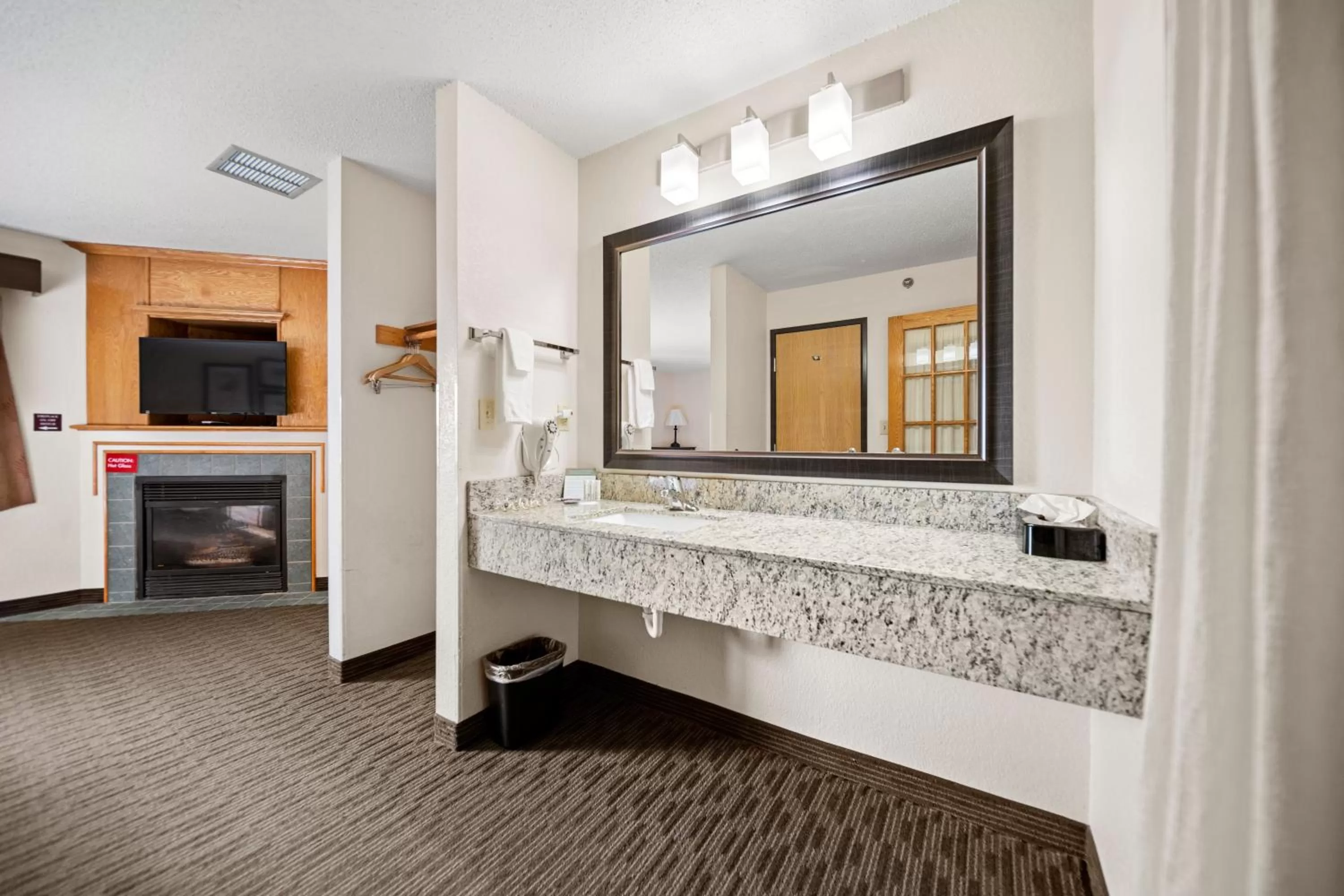 One-Bedroom Queen Suite - Non-Smoking in AmericInn by Wyndham Ames