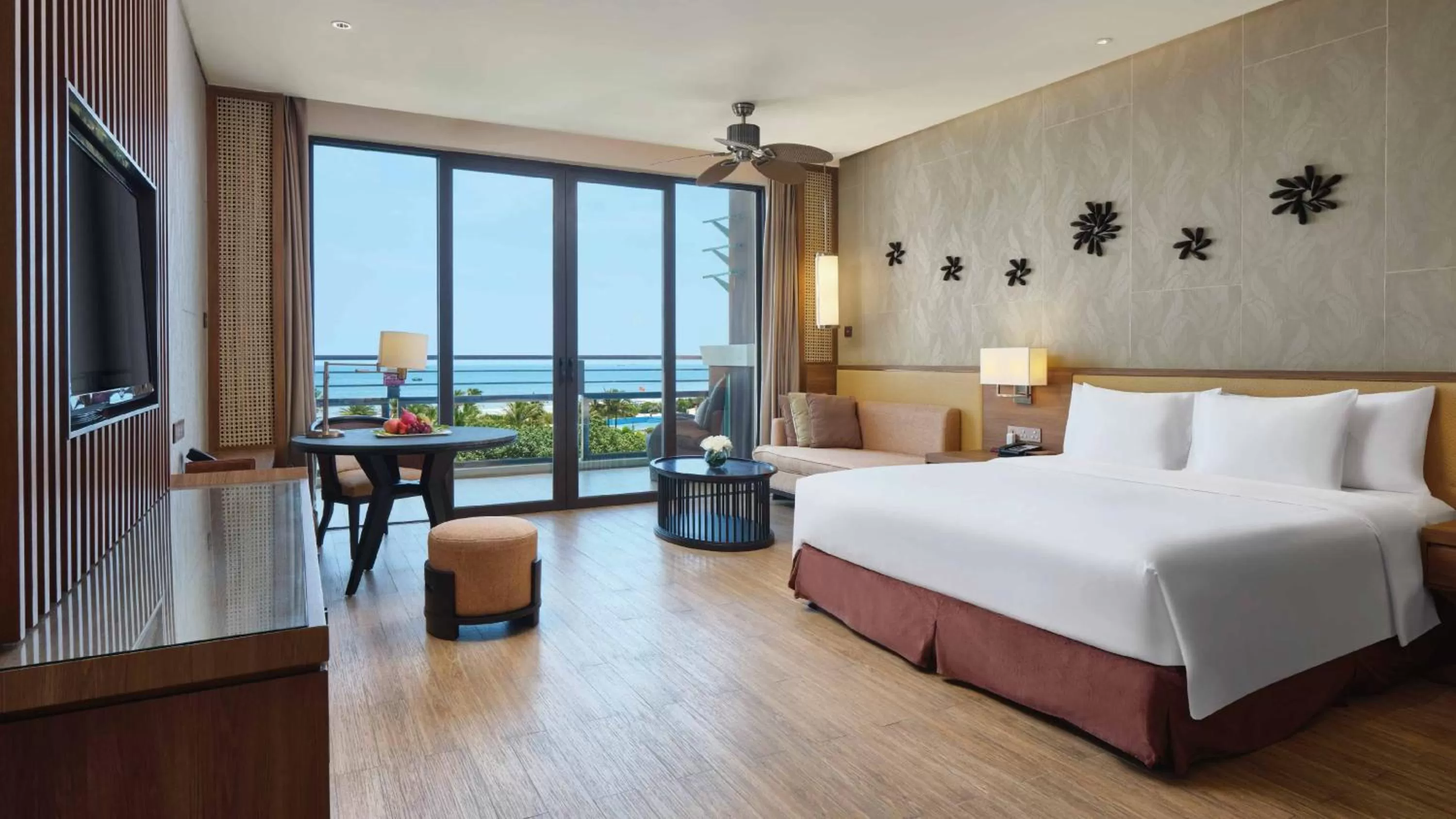 Premier King Room with Sea View in Crowne Plaza Hailing Island by IHG