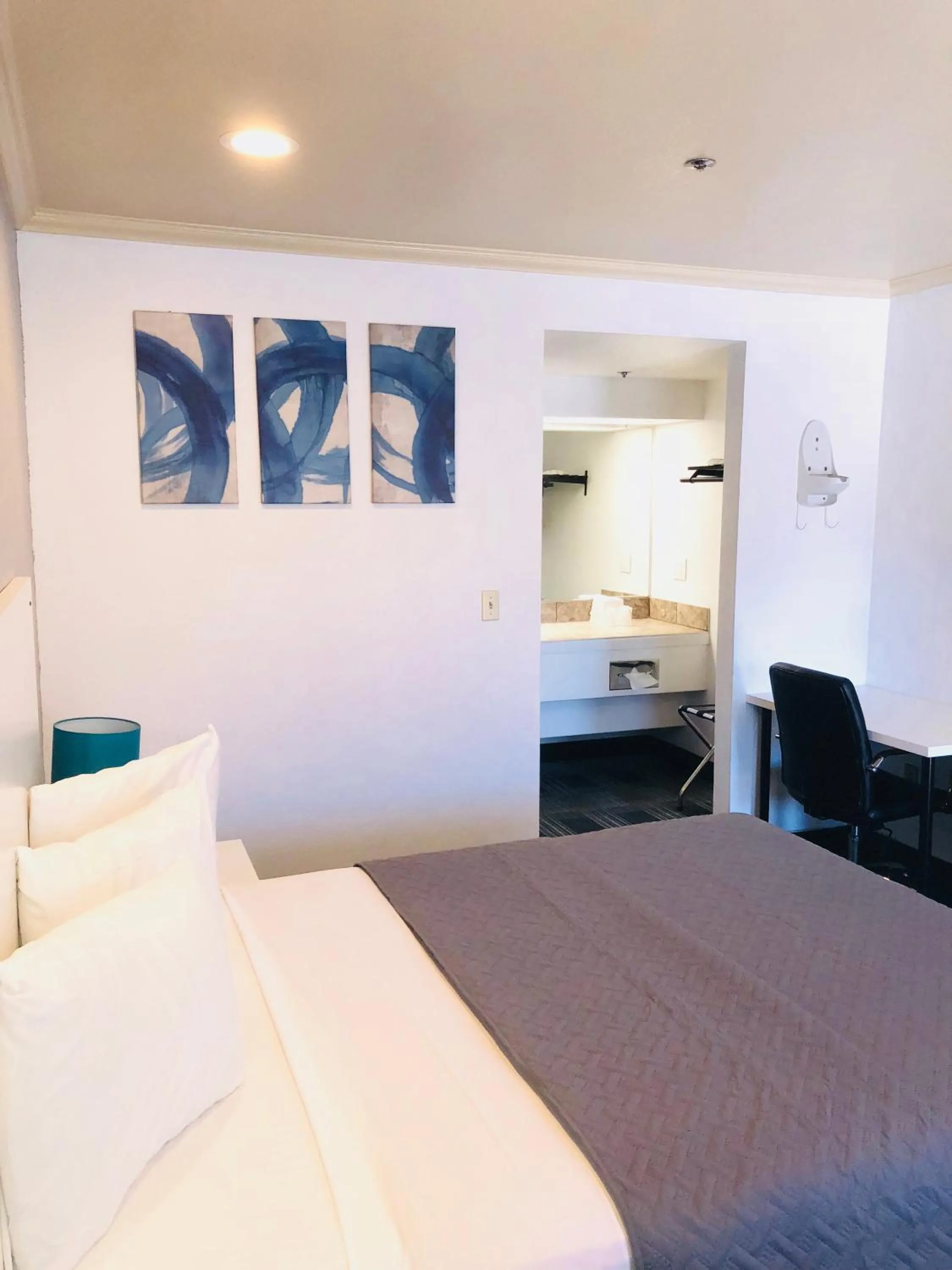 Queen Room - Non-Smoking in BridgePoint Inn Daly City