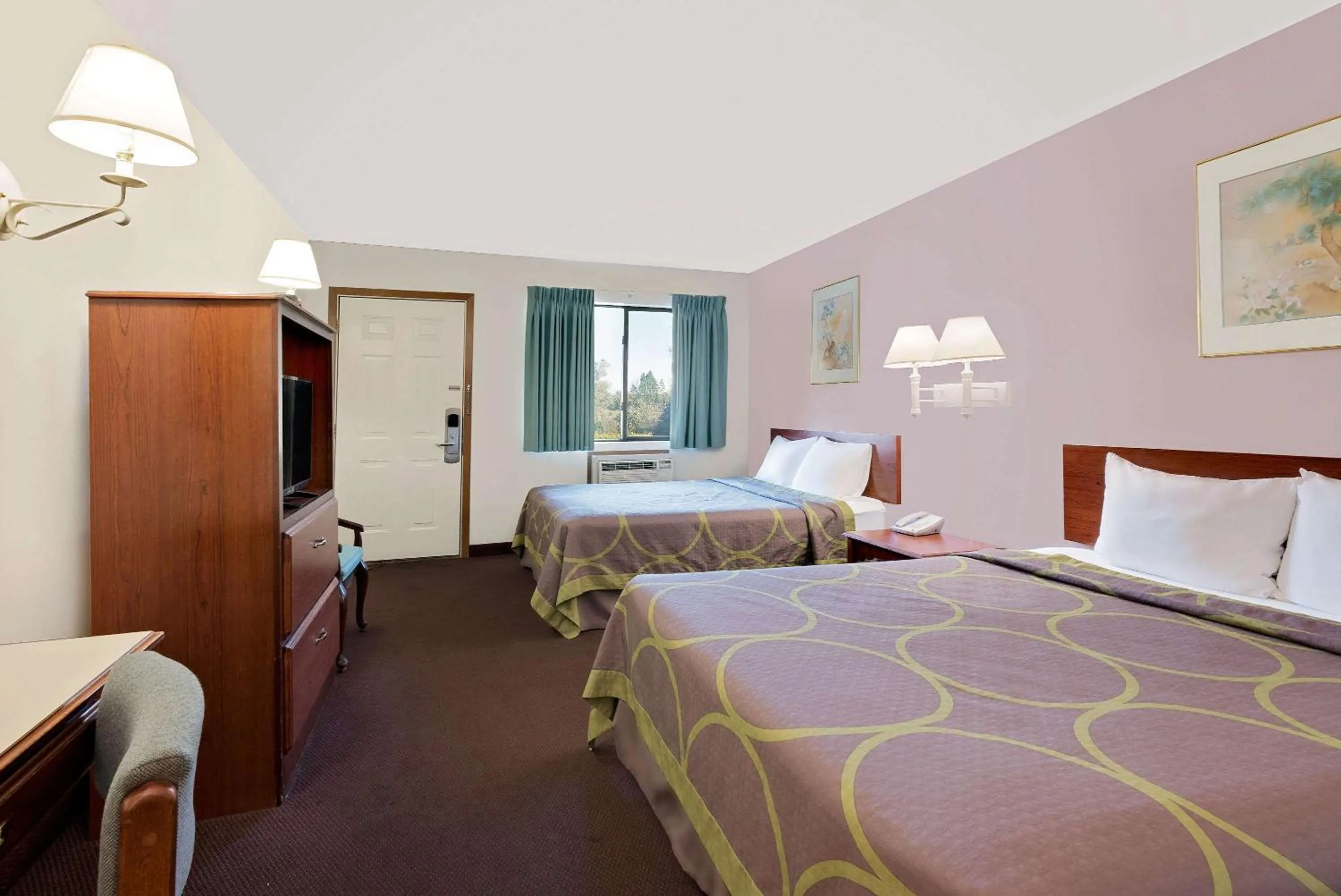 Queen Room with Two Queen Beds - Non-Smoking in Super 8 by Wyndham Keystone/Mt. Rushmore