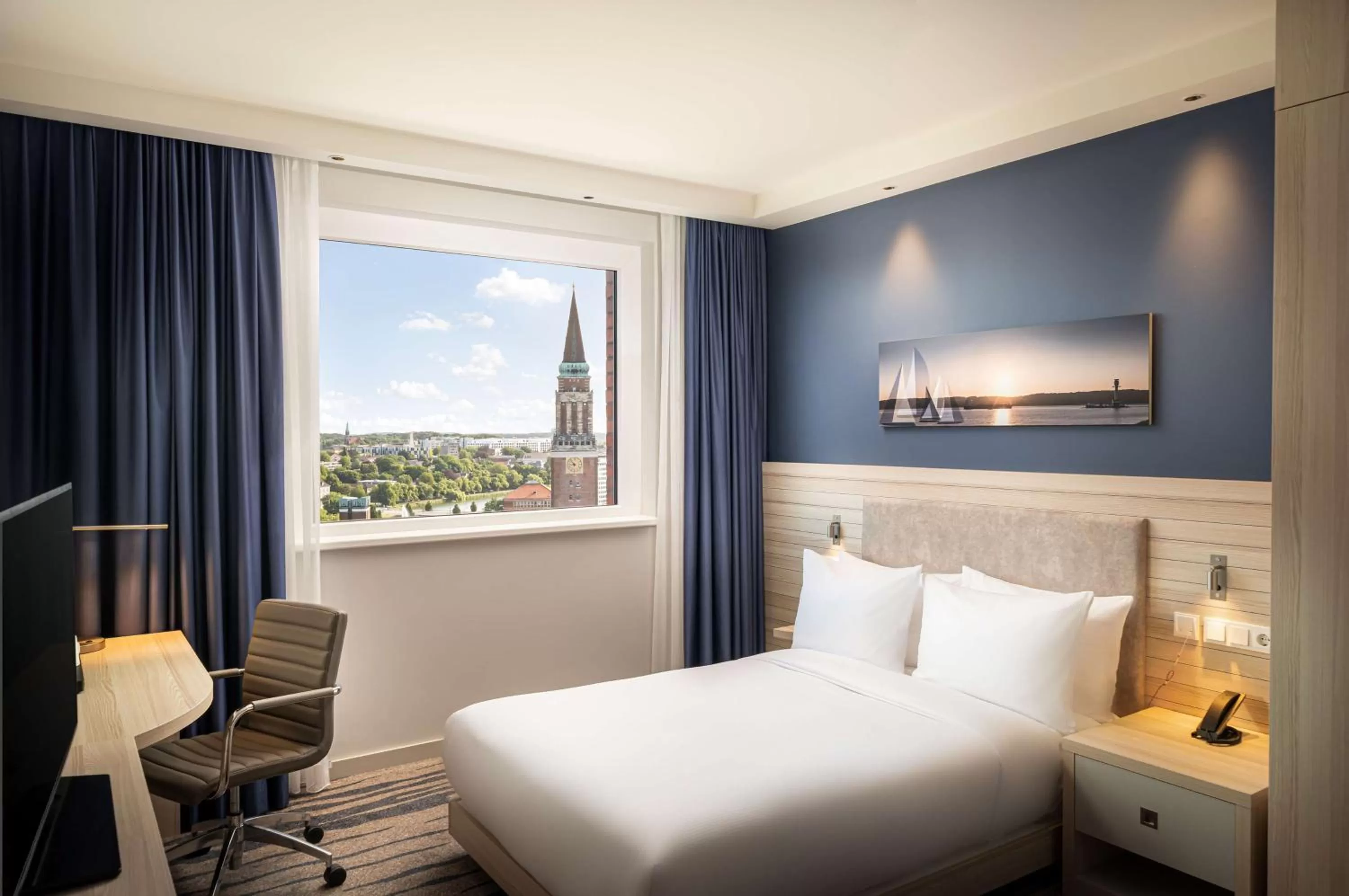Queen Room with Harbor View - Non-Smoking in Hampton By Hilton Kiel