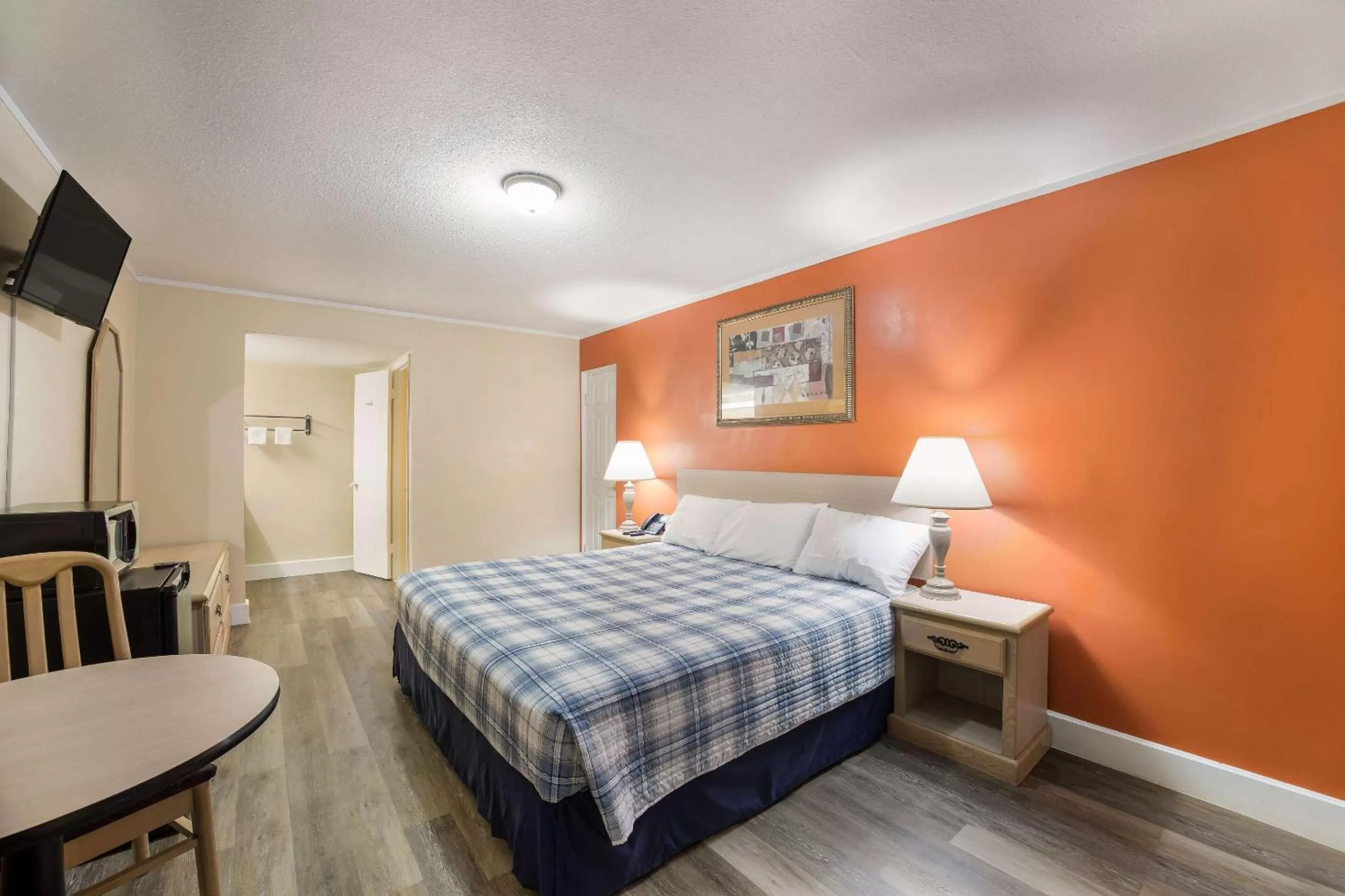 Standard King Room - Smoking in Rodeway Inn Cecil