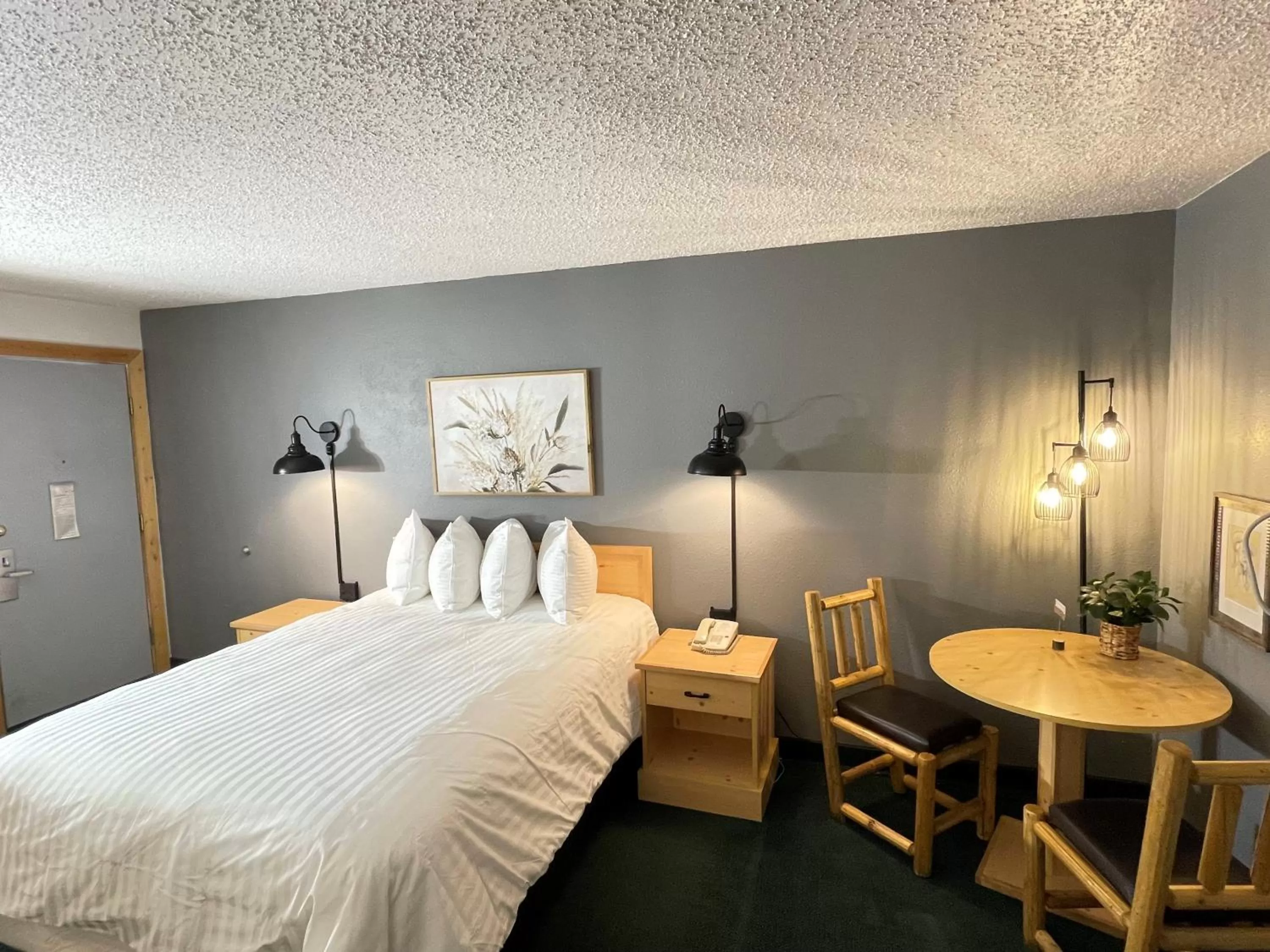 Queen Room in Moose Creek Lodge & Suites