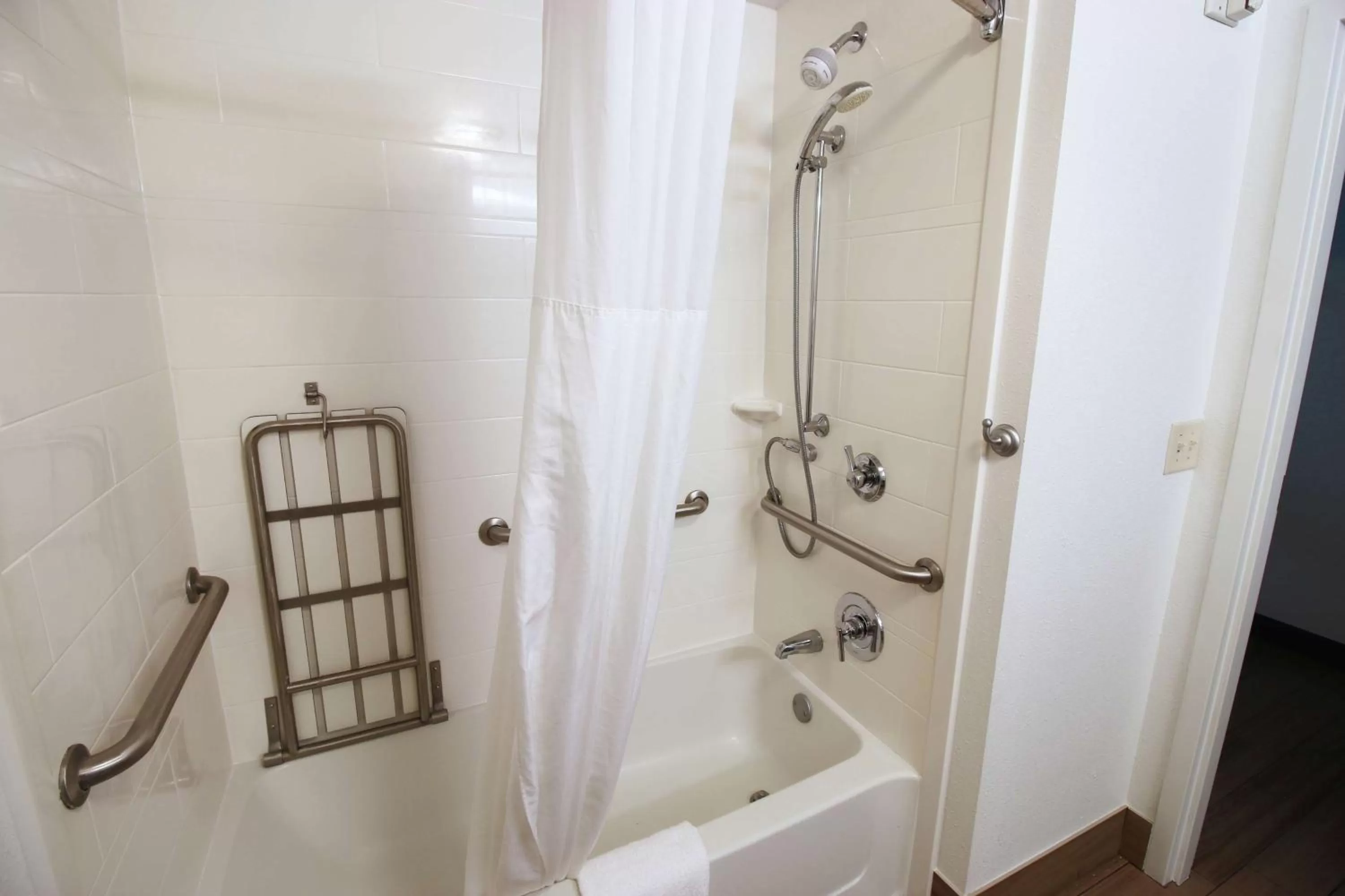 King Room with Accessible Tub - Mobility and Hearing Access/Non-Smoking in Hampton Inn & Suites Palm Coast