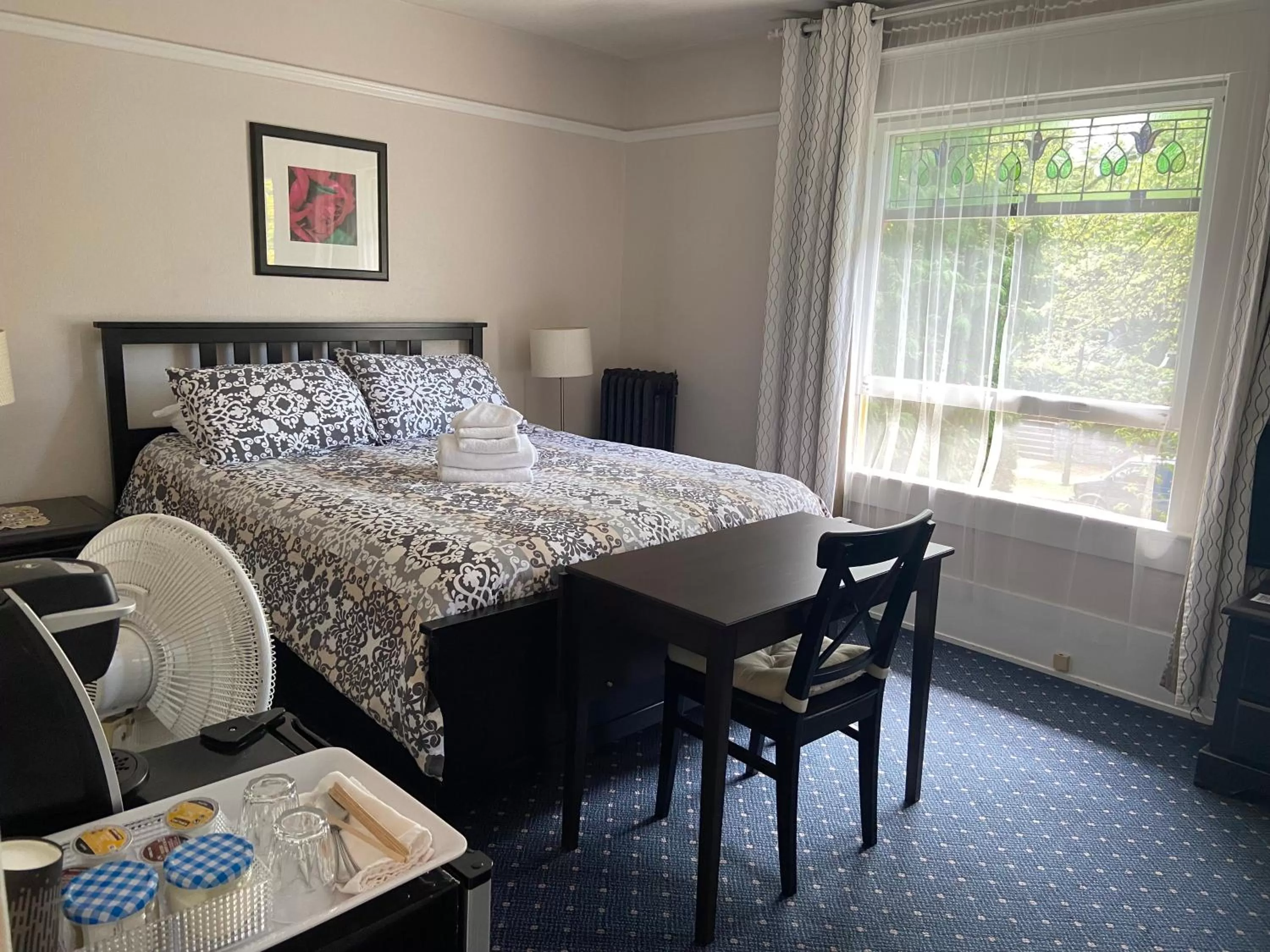 Queen Room with Private Bathroom in Windsor Guest House