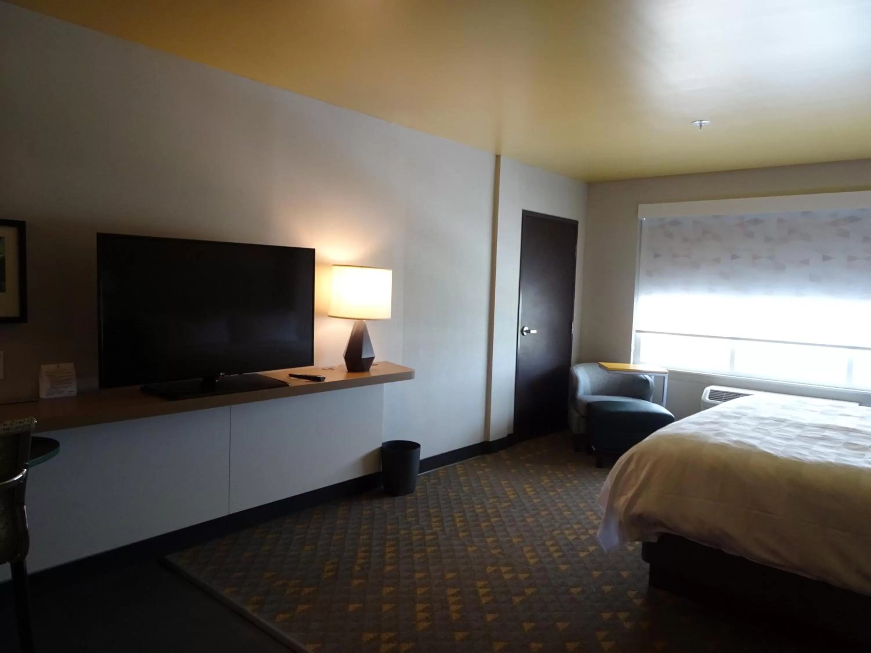 King Room - Hearing Accessible - Non-Smoking in Holiday Inn - Jonesboro by IHG