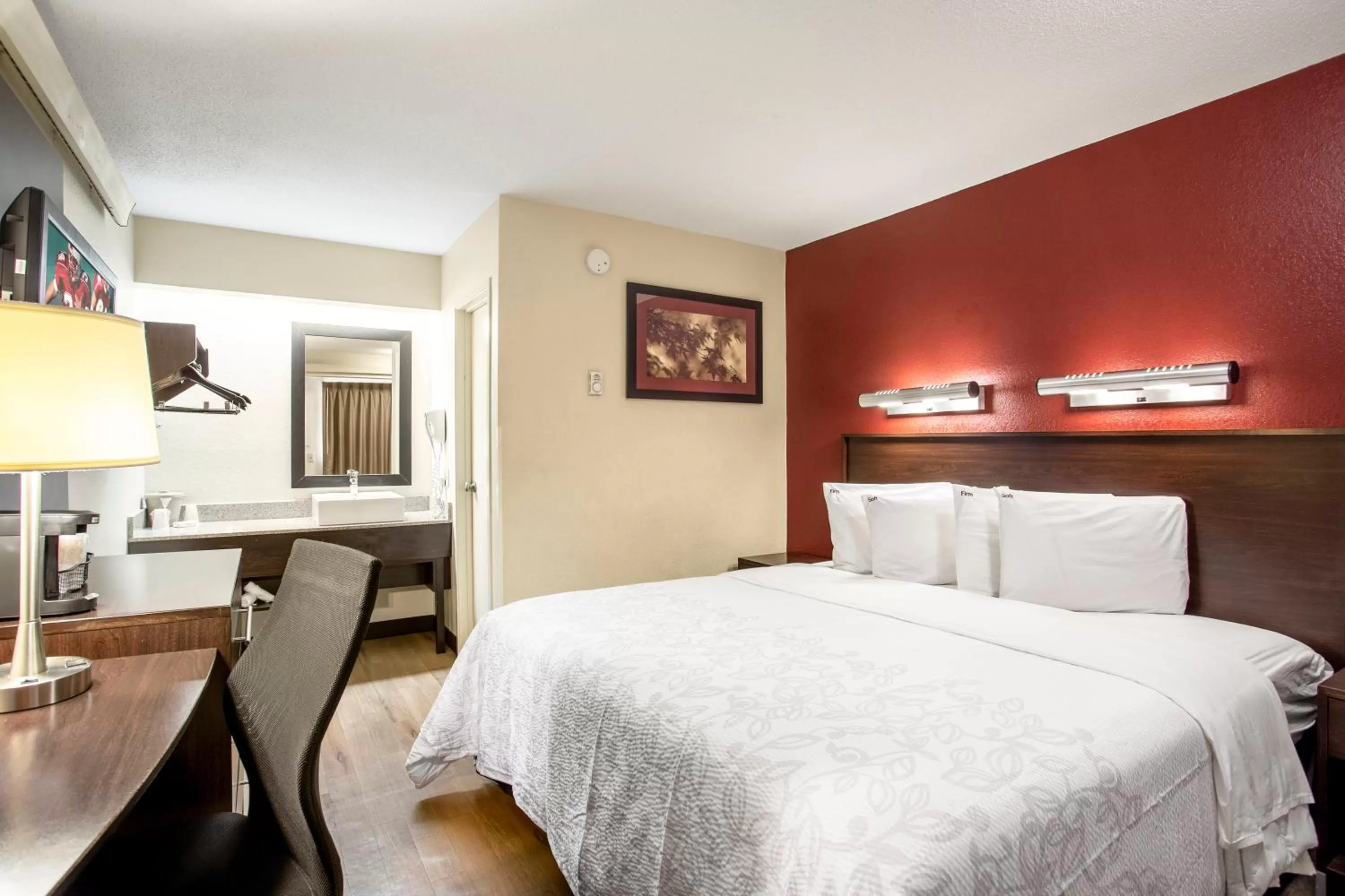 Deluxe King Room Smoke Free in Red Roof Inn PLUS+ Washington DC - Alexandria