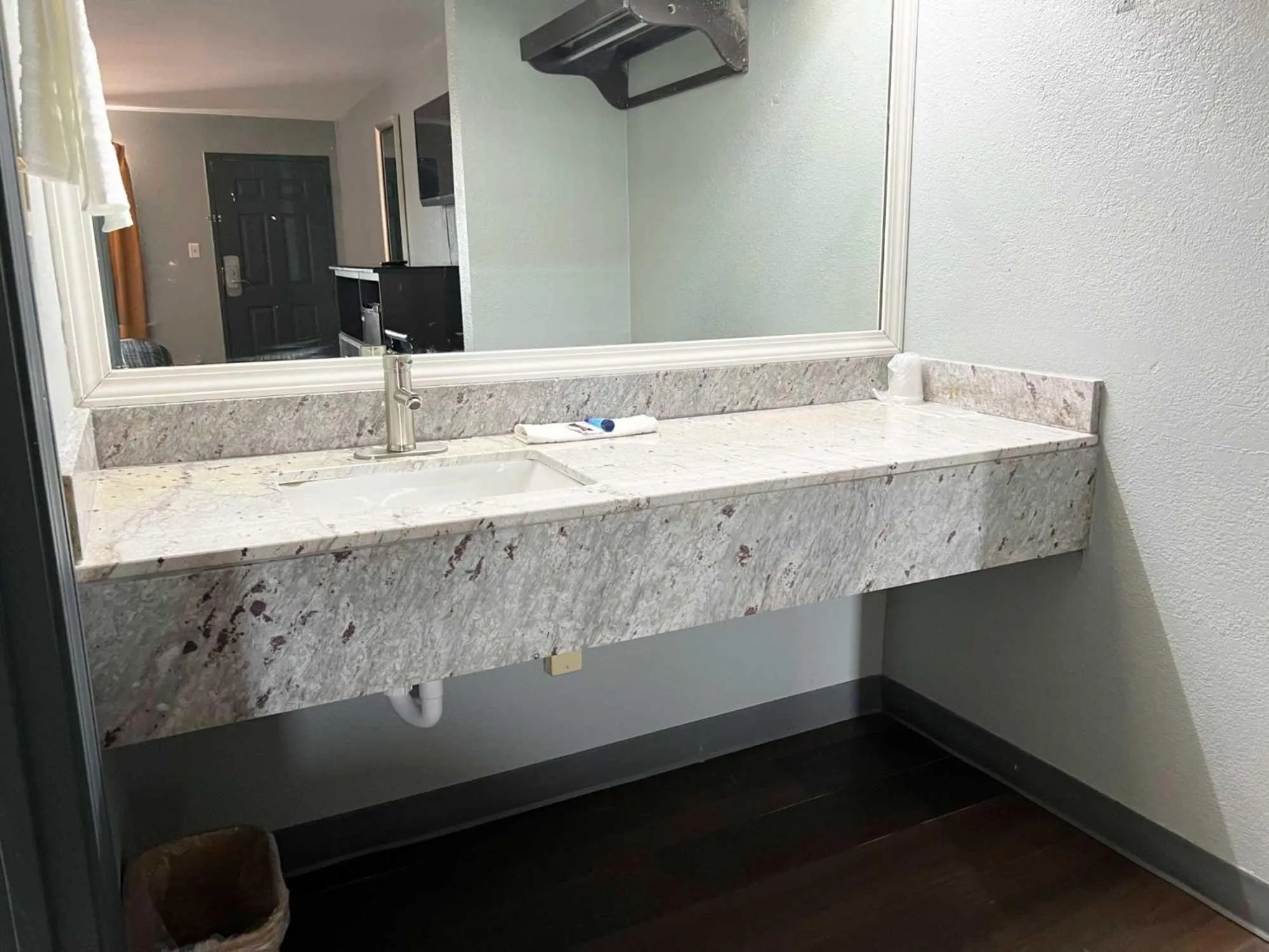 Deluxe Double Room in Red Carpet Inn & Suites