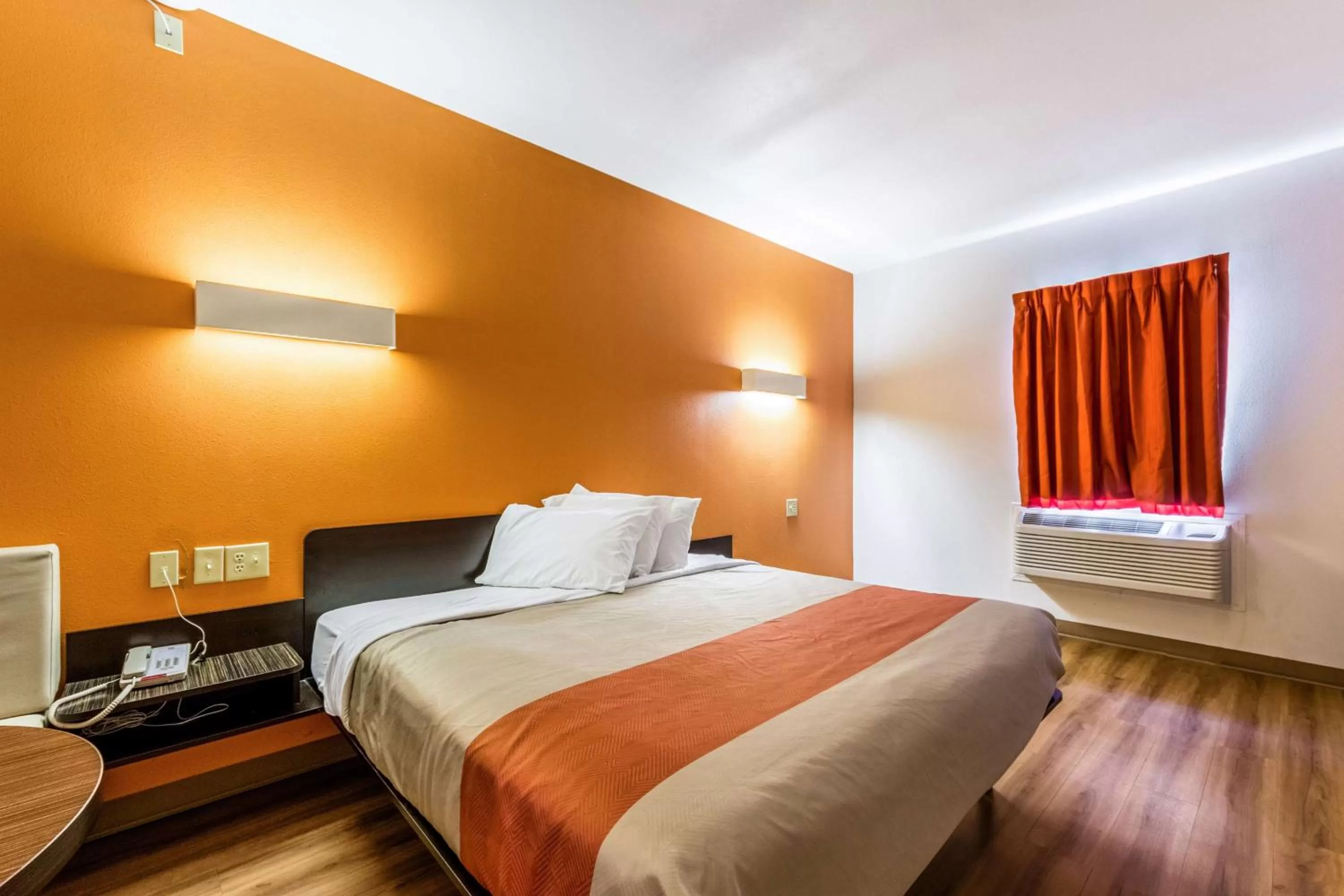 King Room - Disability Access - Non-Smoking in Motel 6-Jourdanton, TX