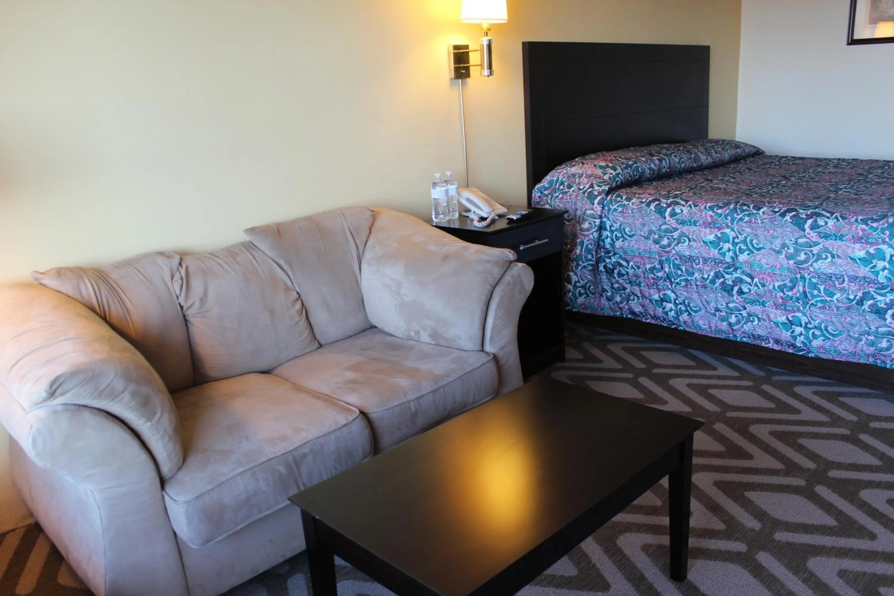 King Room - single occupancy in Tourway Inn