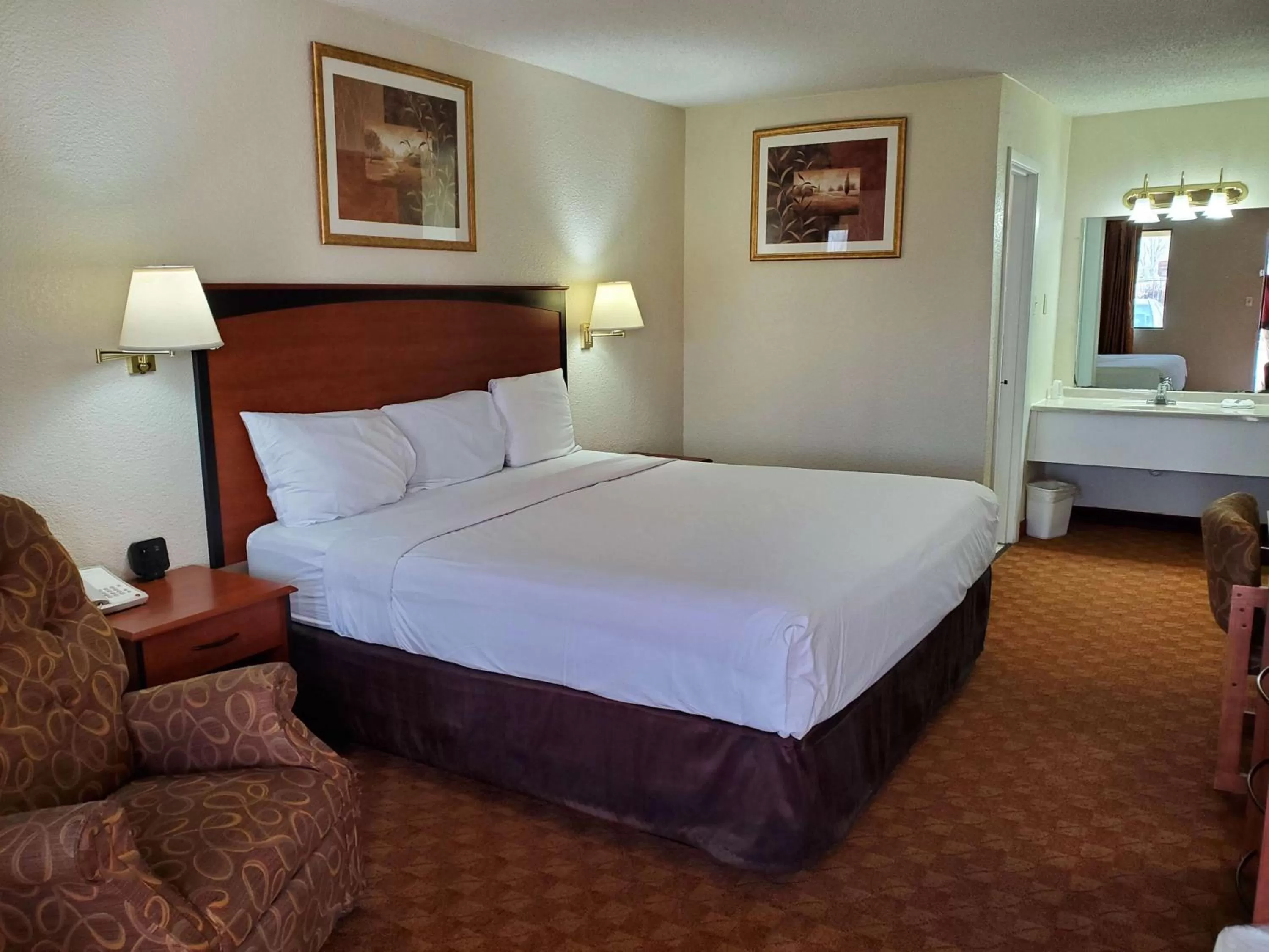 Deluxe King Room - Smoking in Motel 6 Shamrock TX