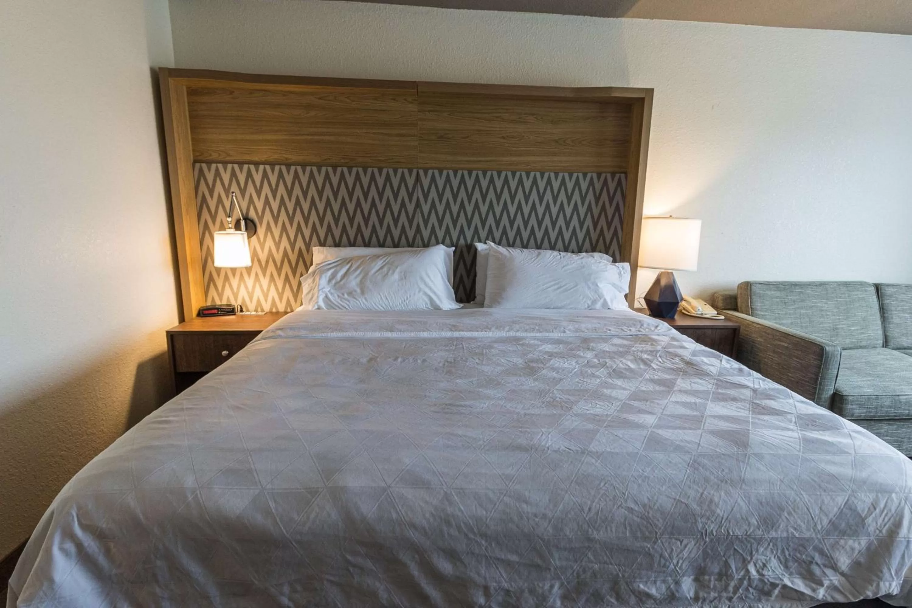 King Room with Sofabed - Non-Smoking in Gateway Hotel & Convention Center Best Western Premier Collection