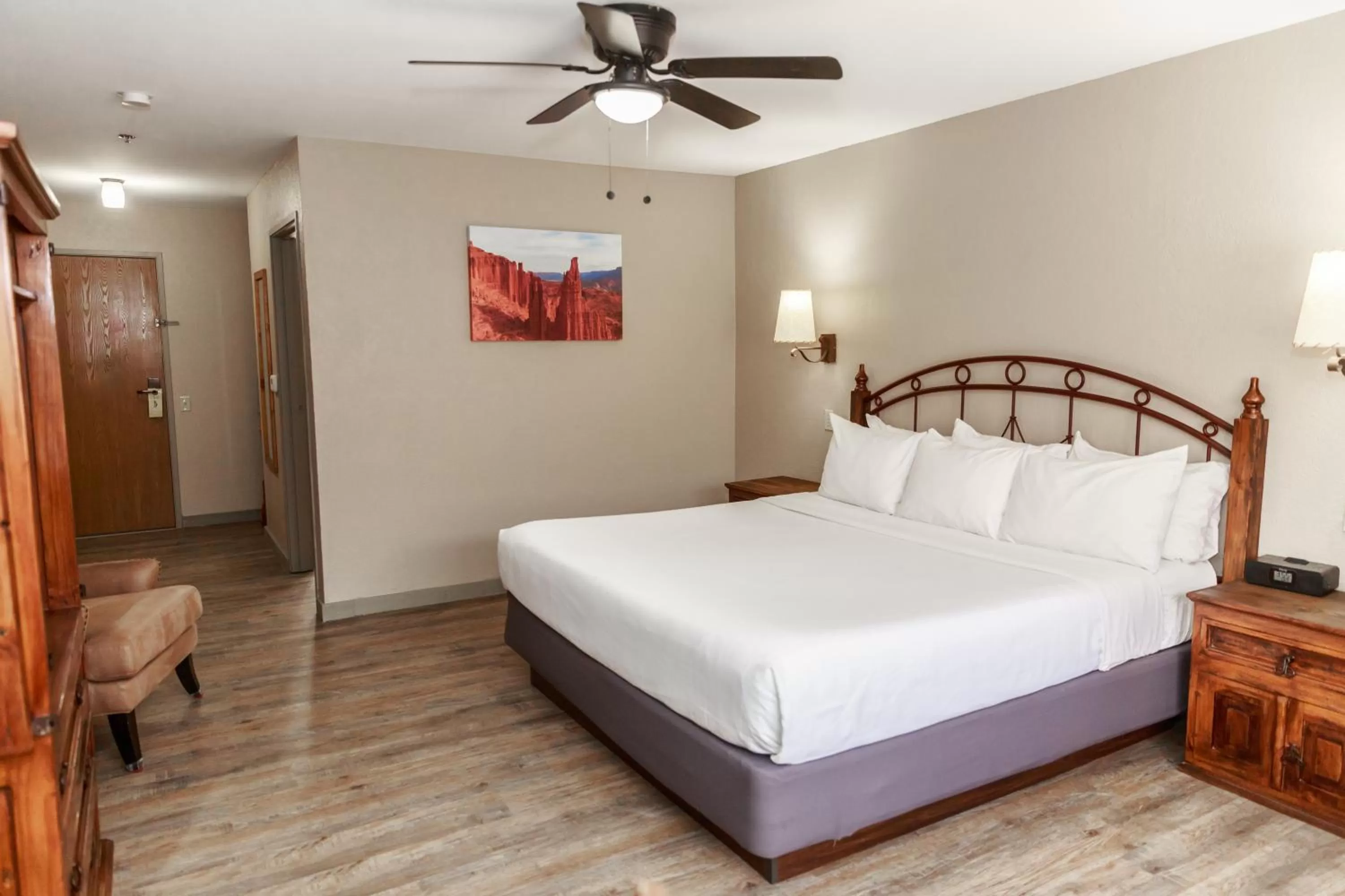 Deluxe King Suite in Aarchway Inn