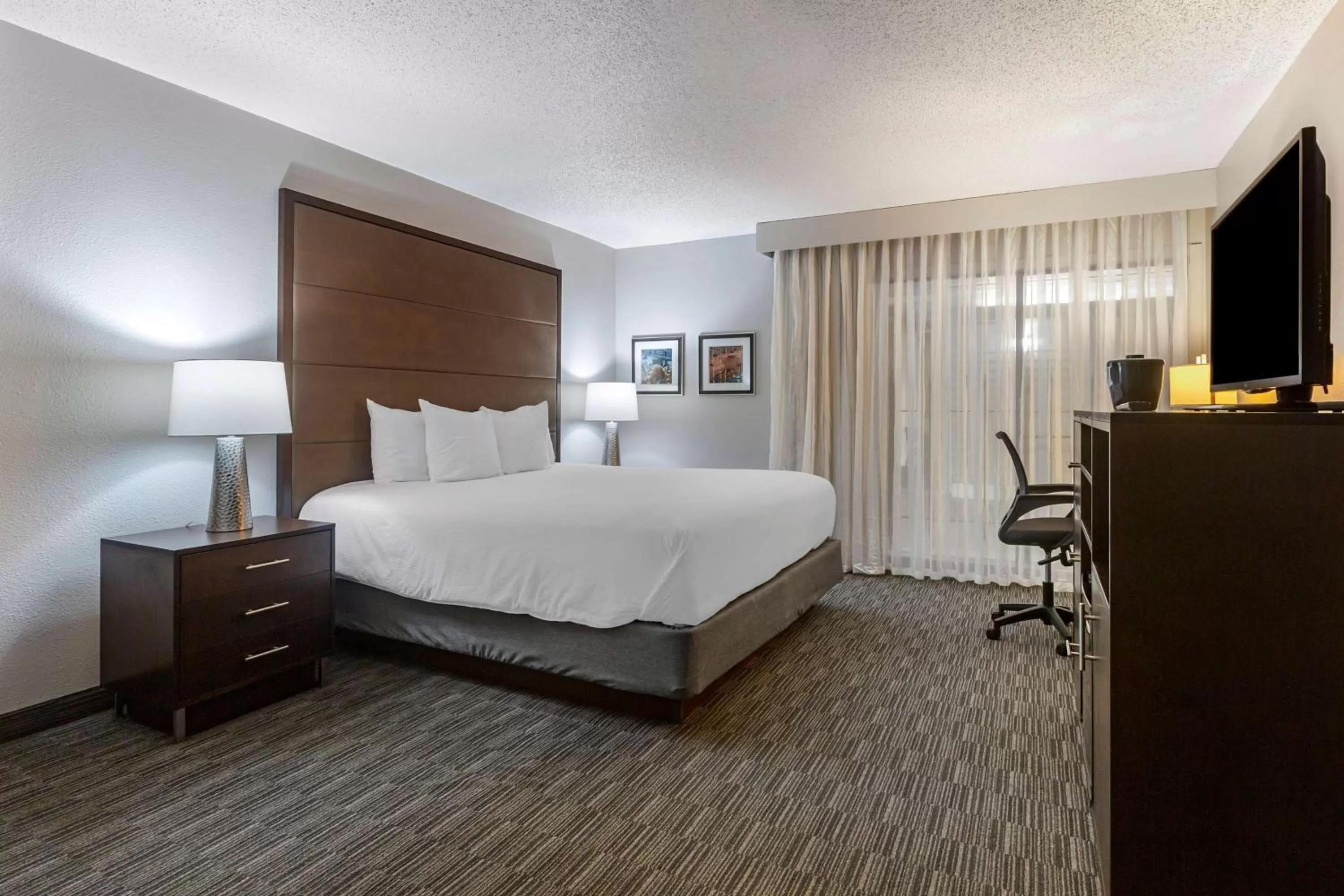 King Room with Roll-In Shower - Disability Access in Best Western Plus Como Park Hotel