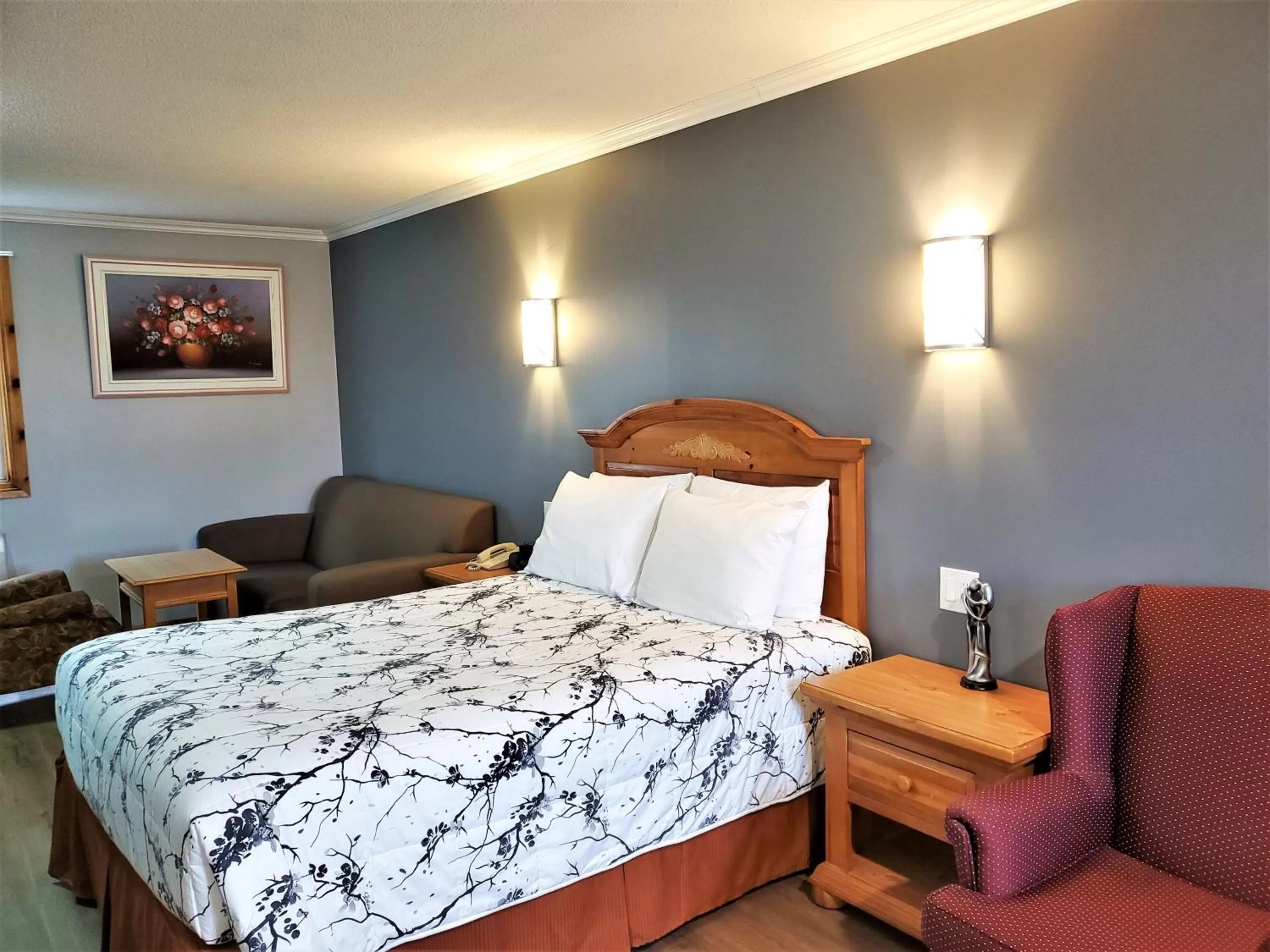 Queen Suite - Non-Smoking in Knights Inn Colonial Fireside Inn