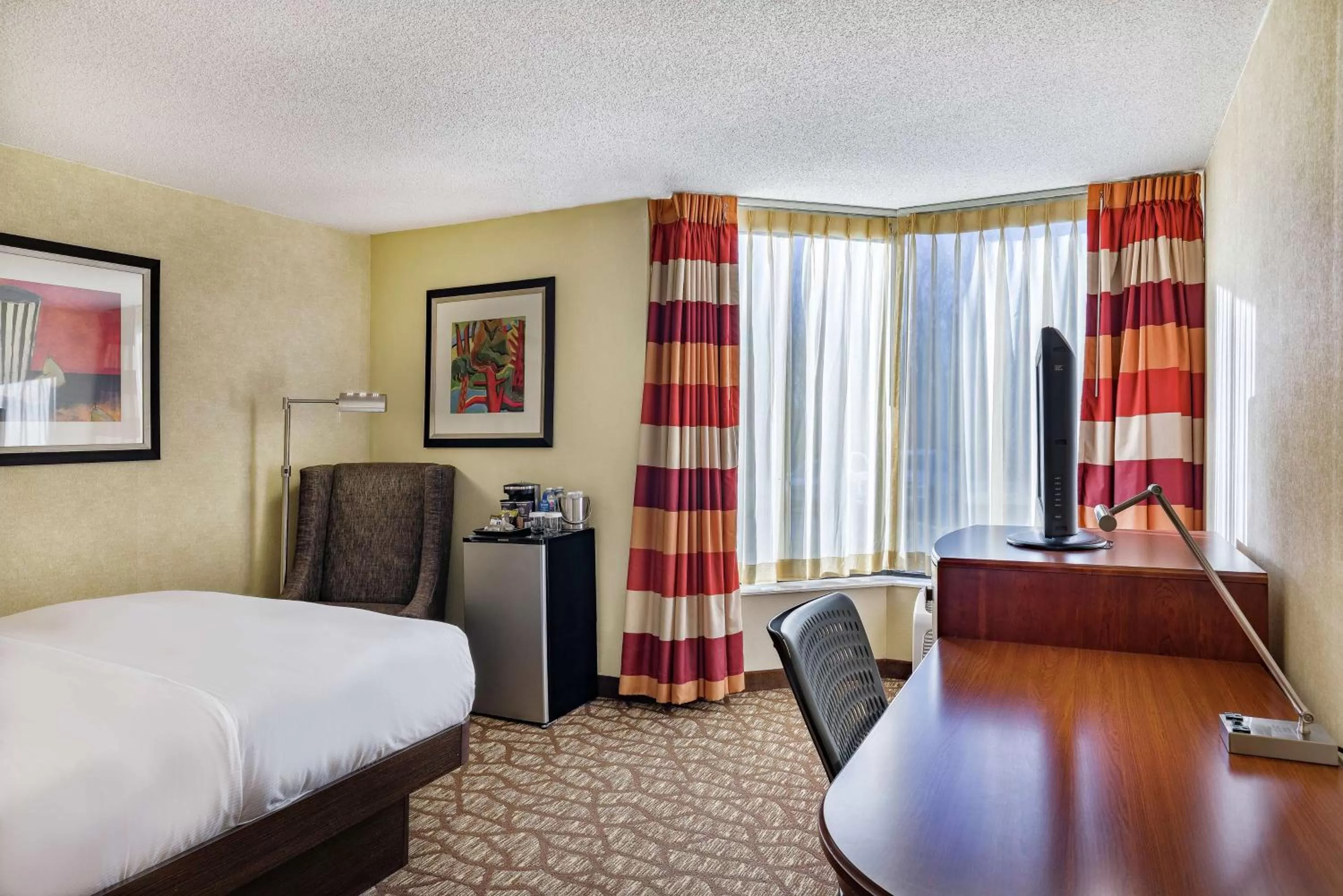 Queen Room with Roll-In Shower - Disability Access/Non-Smoking in DoubleTree by Hilton Johnson City