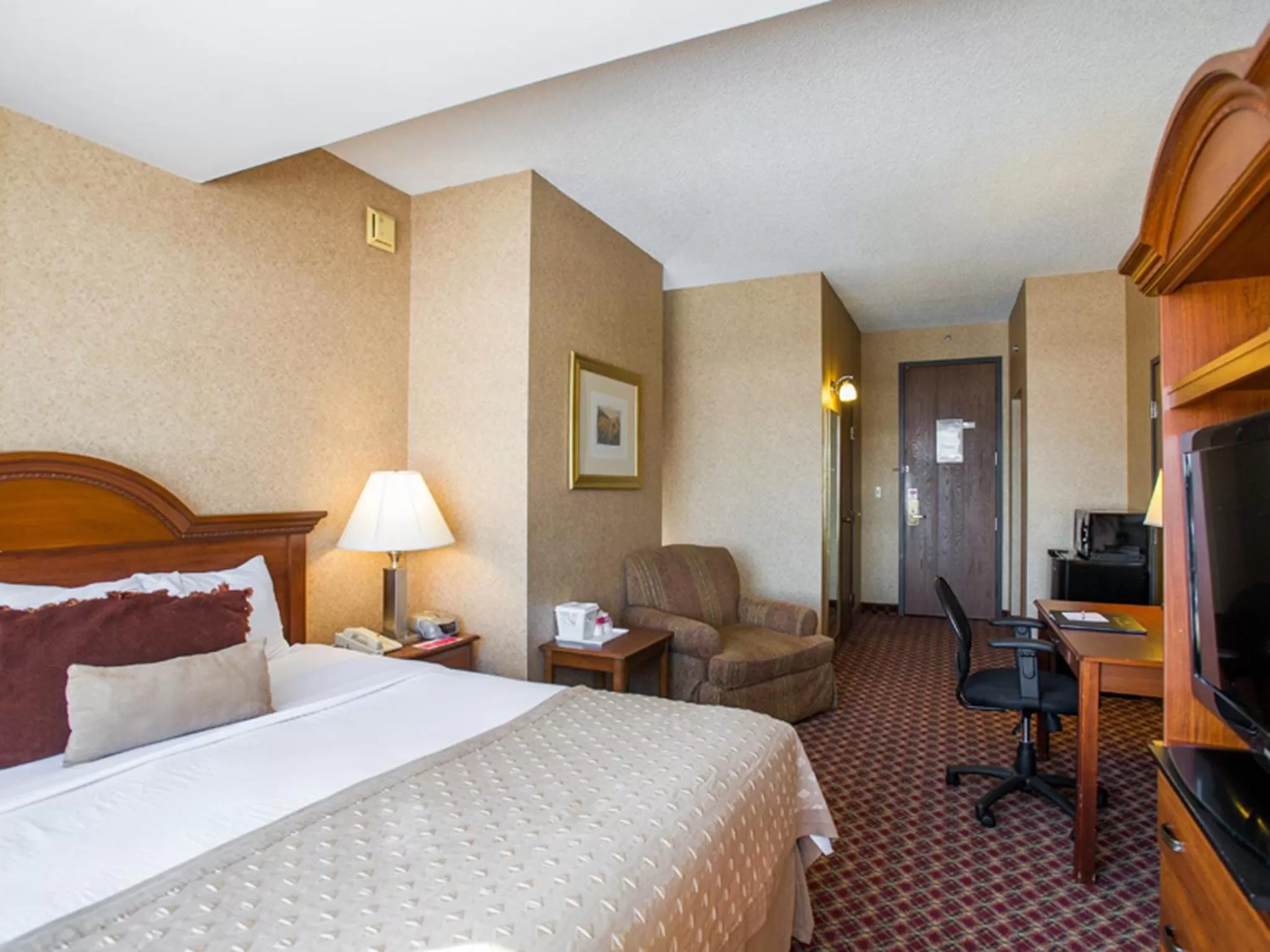 One Bedroom King Suite Non Smoking in Ramada by Wyndham Topeka Downtown Hotel & Convention Center