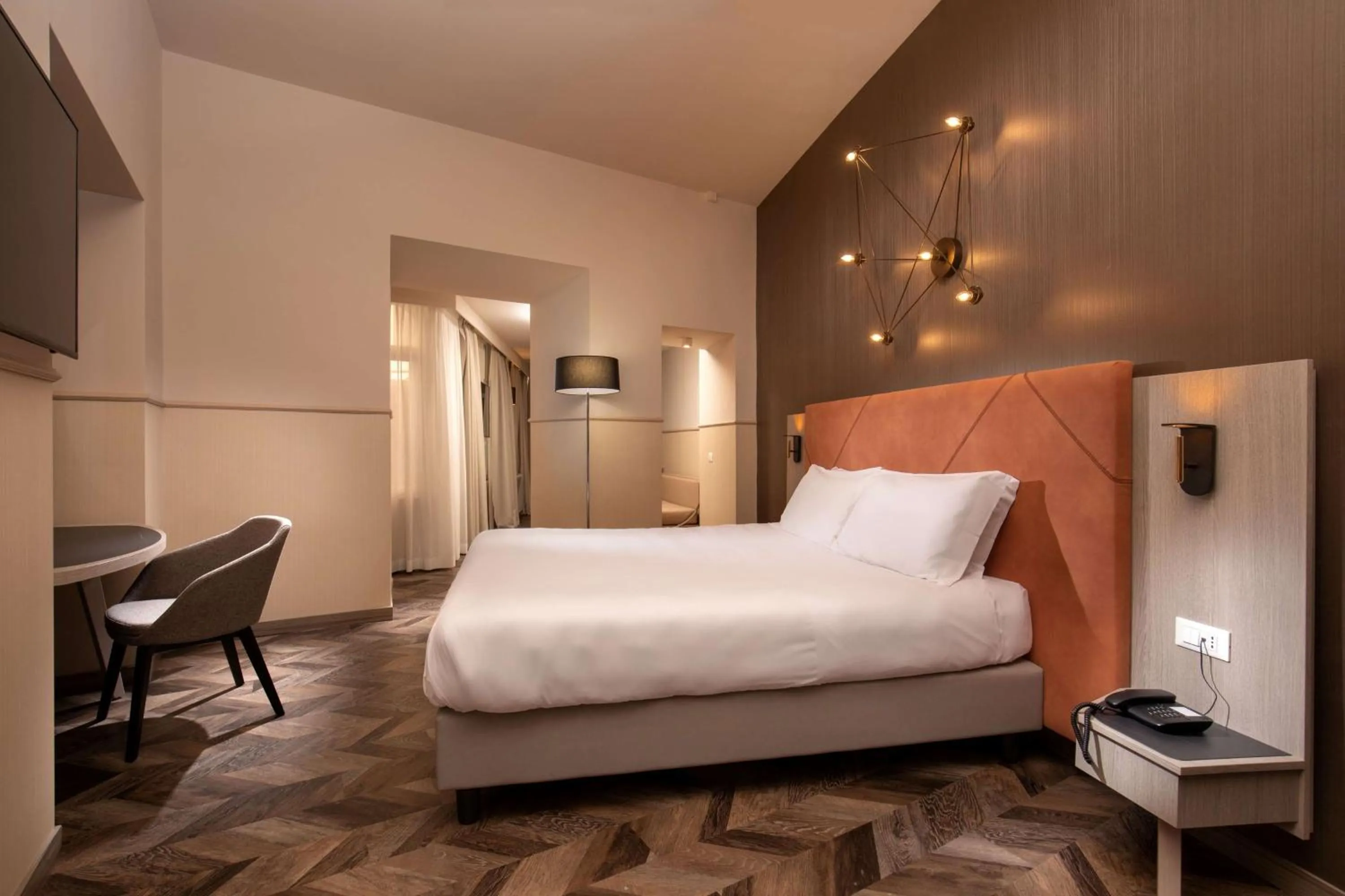 Junior Suite in Cosmopolita Rome Colosseum, Tapestry Collection by Hilton