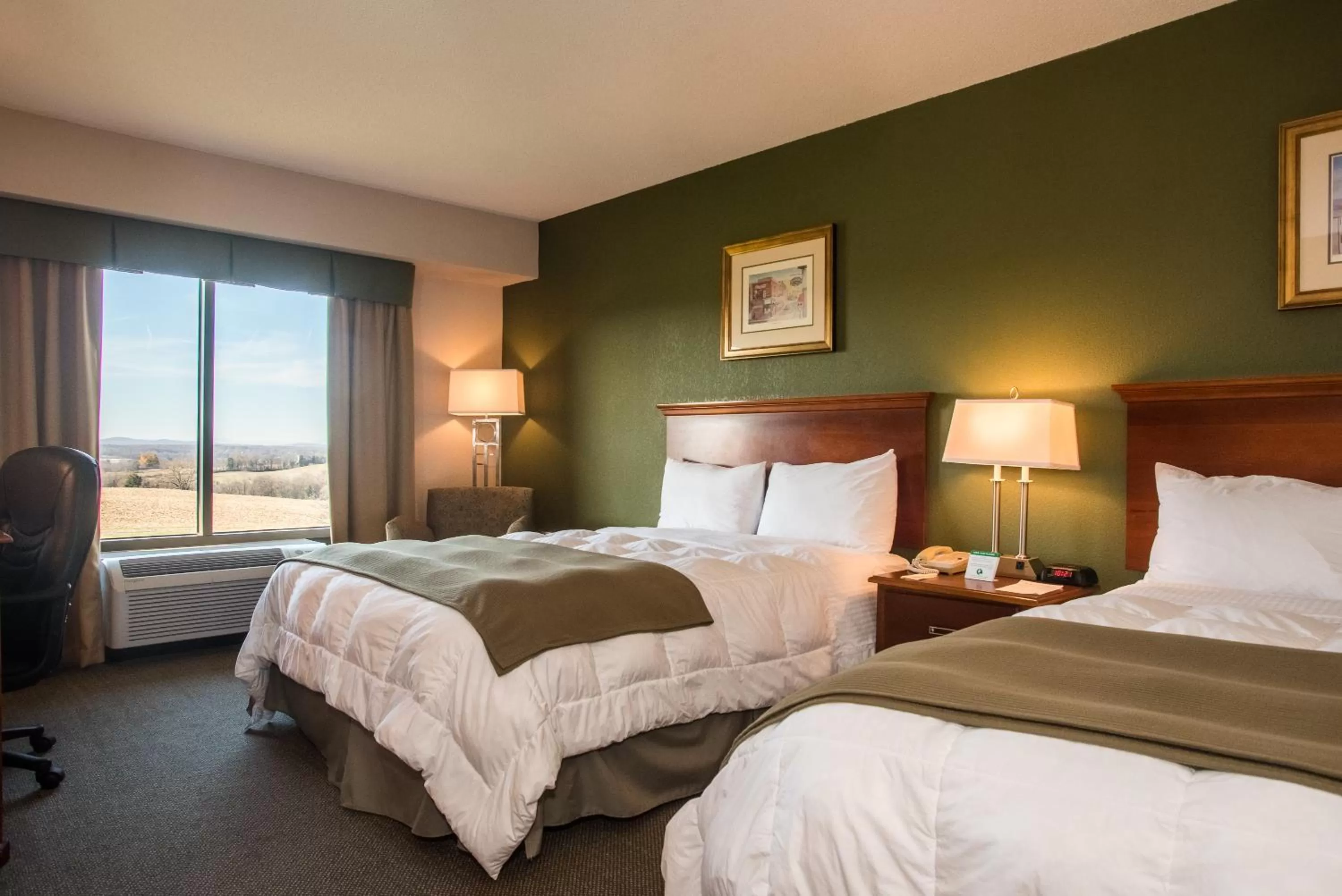Queen Room with Two Queen Beds - Non-Smoking in Round Hill Inn