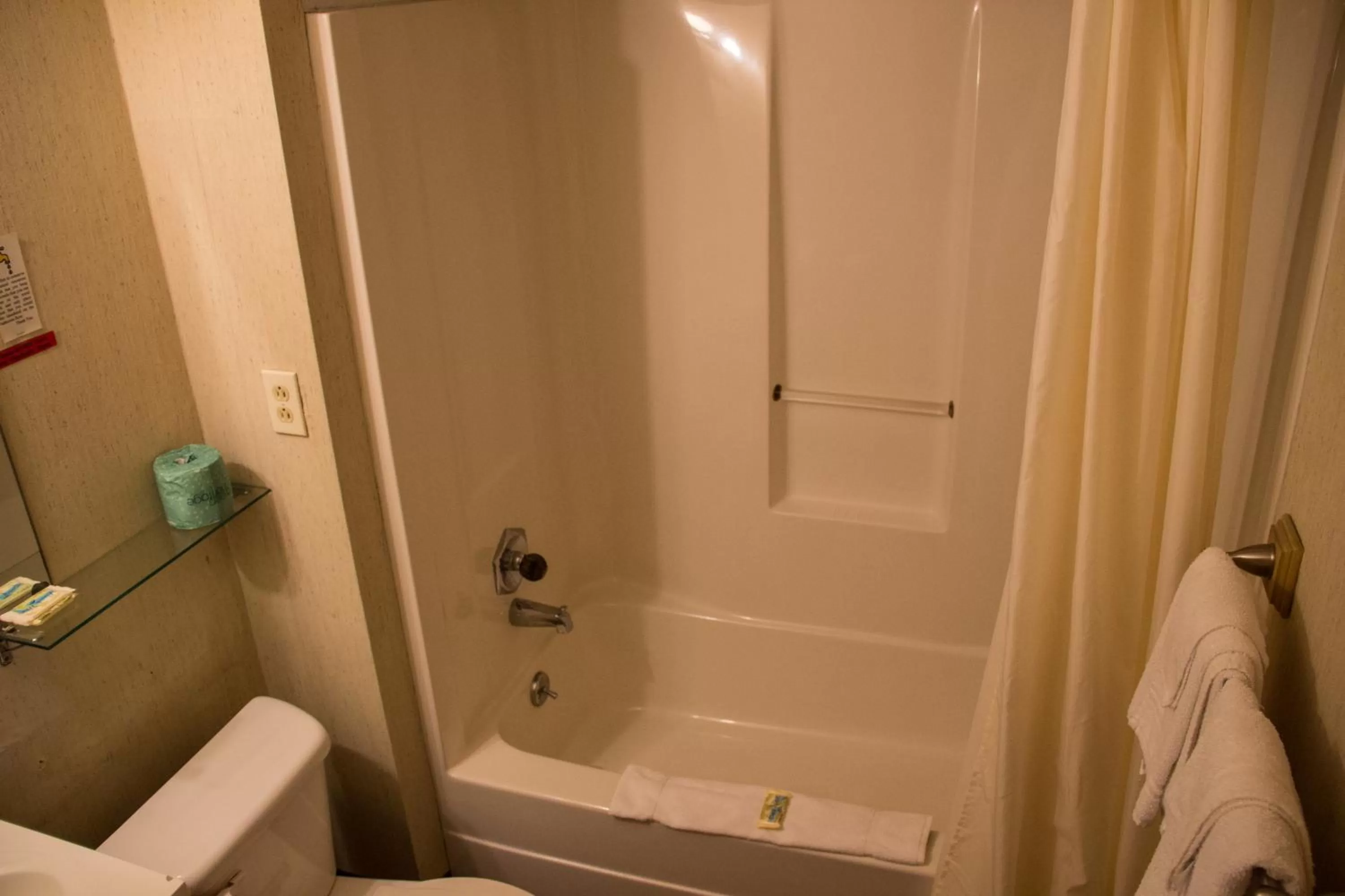 Queen Room in Fran Cove Motel