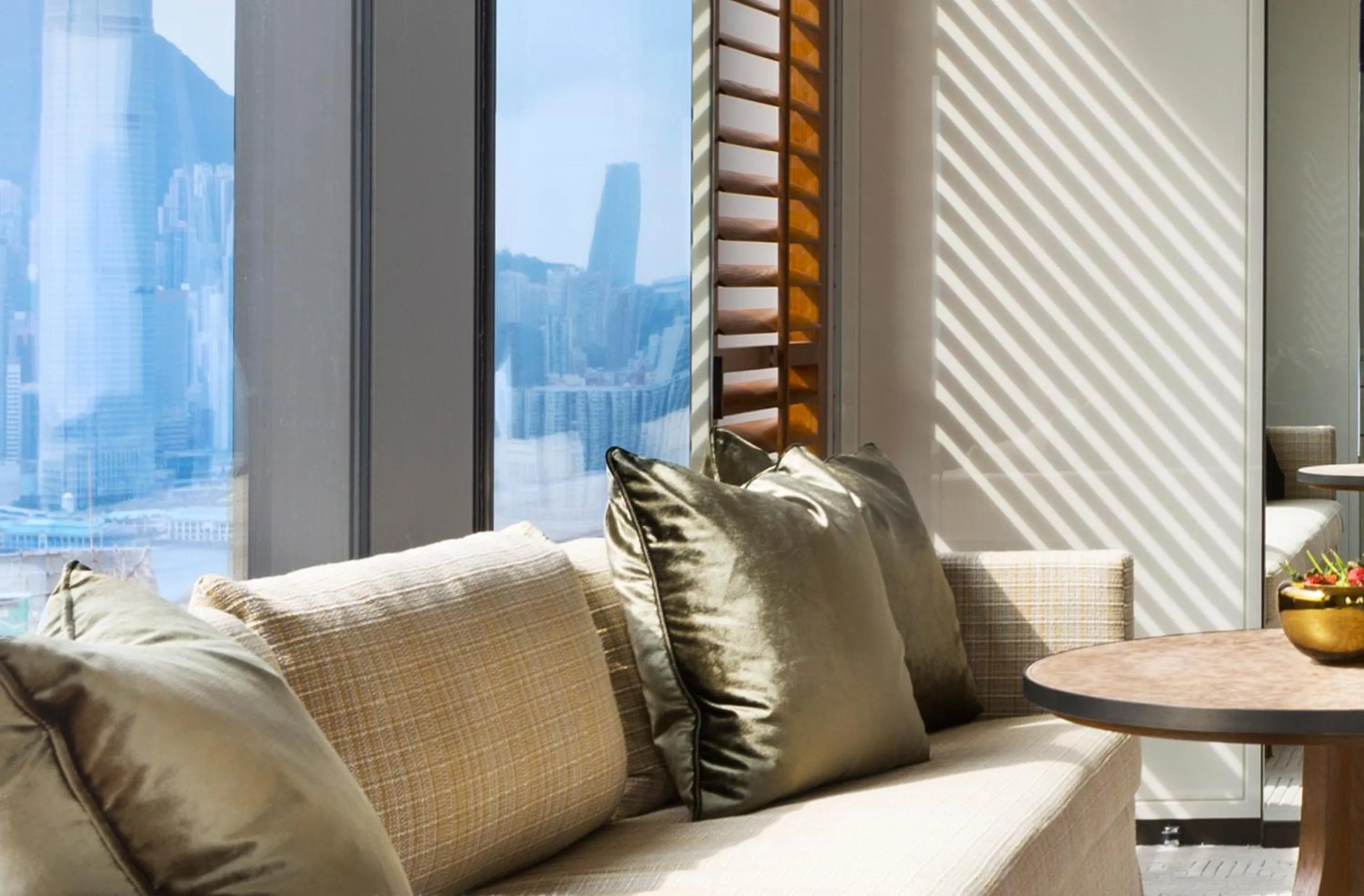 Club Grand Twin Room with Harbor View in Rosewood Hong Kong
